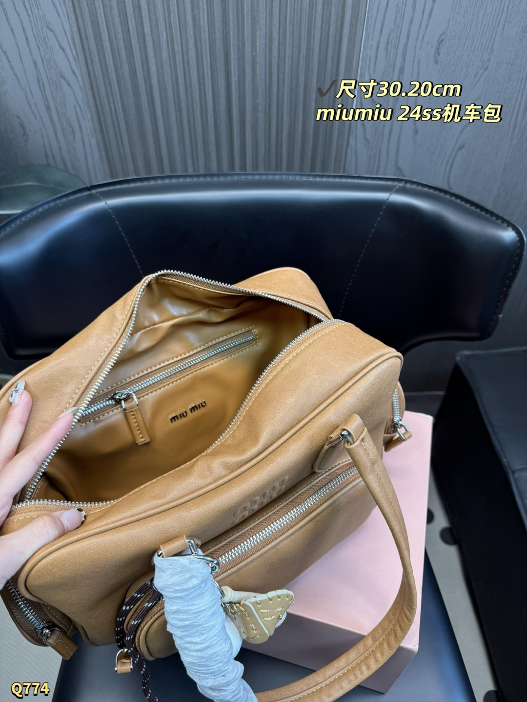 💰190 配折叠盒 尺寸：30.20 cm 缪缪 MIUMIU今年最特别款式机车包.斜挎包-皮质柔软，棉质缎面衬里，多口袋设计模糊功能与装饰界限，个性鲜明，能驾驭各种风格，可甜可盐，容量可光，各大明星时尚搏主几乎人手一个