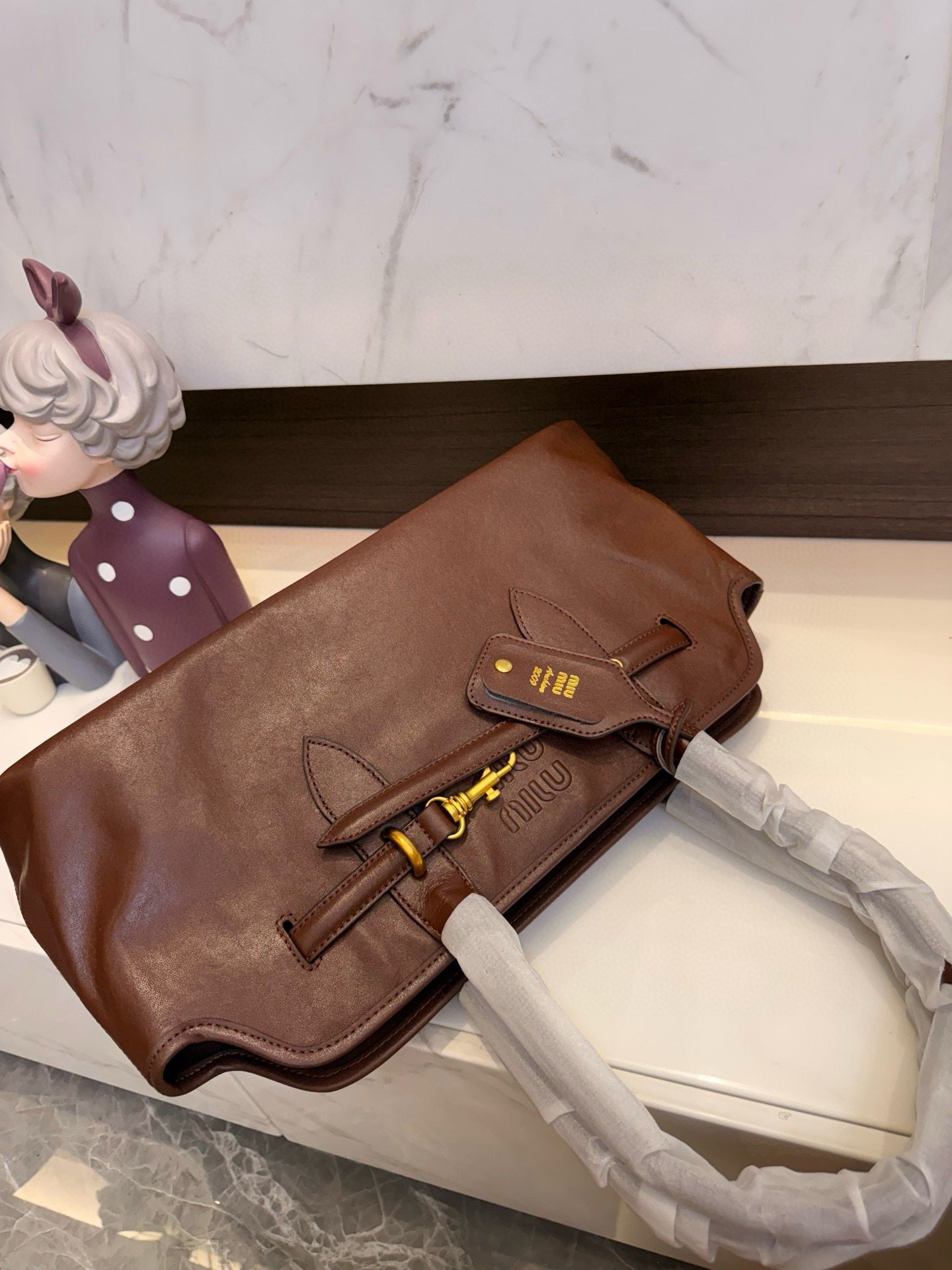 📢📢📢p275 牛皮 MiuMiu期待已久的2025.秀款 中古包.快来围观吧 2025秋冬系列包包 简洁利落的设计 凸显功能性 实用主义 柔软舒服的触感 彰显 MiuMiu 女性愈加自信,务实,前卫和酷炫的态度 尺寸:44*14*22cm