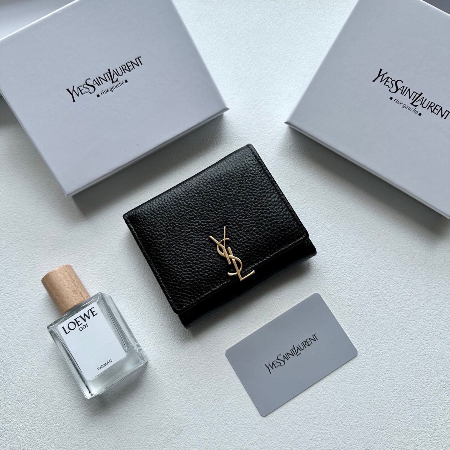 P85🎀🎀颜色 黑 粉🎀尺寸 11x10🎀圣罗兰🆕款♥三折短款钱包💕进口小牛皮质感一流👍独一无二风格,实用内阁超美超时尚美女必备单品🔥