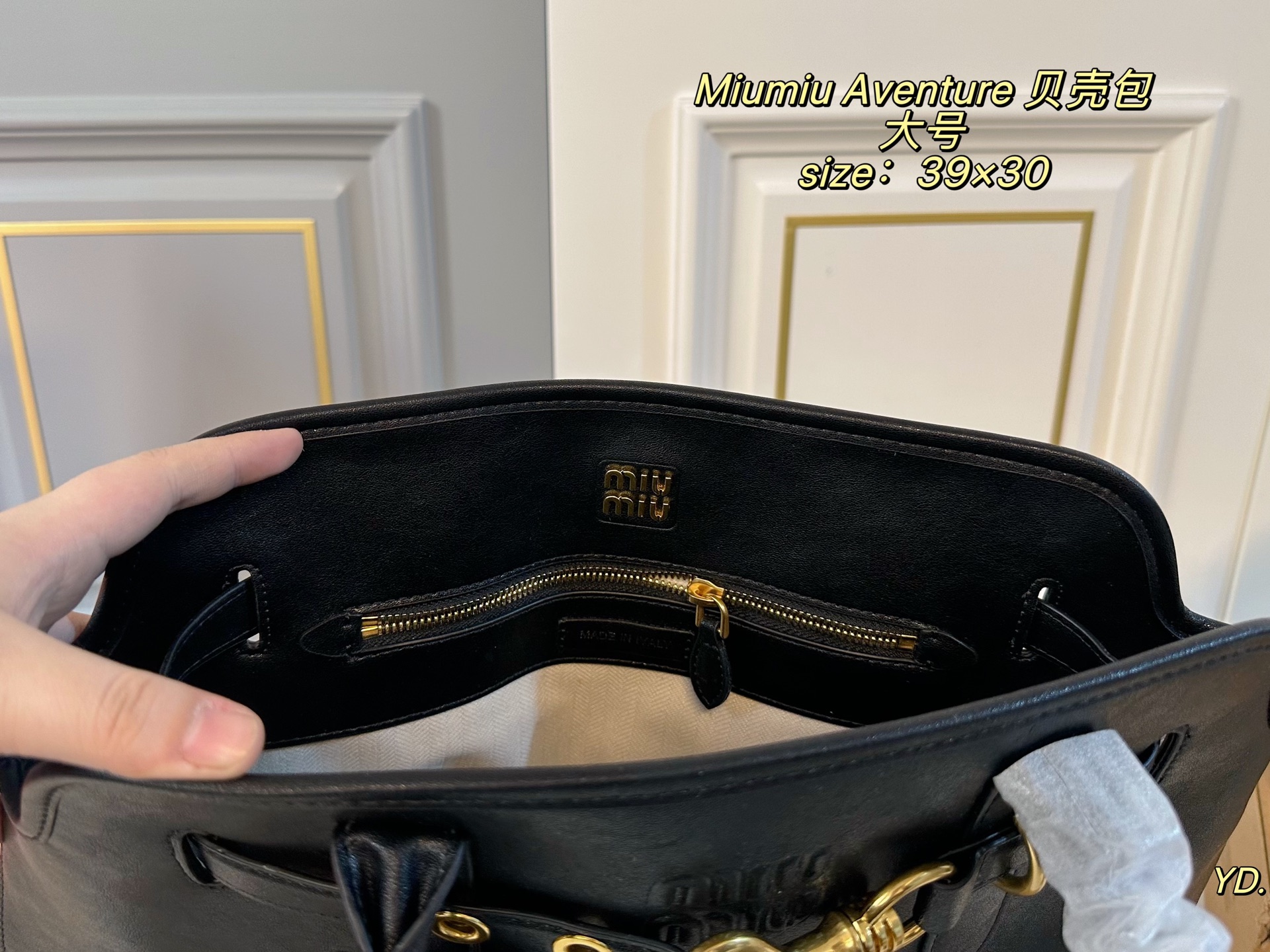 P250大号（无盒） size：39&times;30大号 MiuMiu缪缪新款Aventure24贝壳包 💕 皮质有种做旧年代感 复古感满满 自重轻，设计感强，洋气时髦 超大空间，又高级又能装‼️