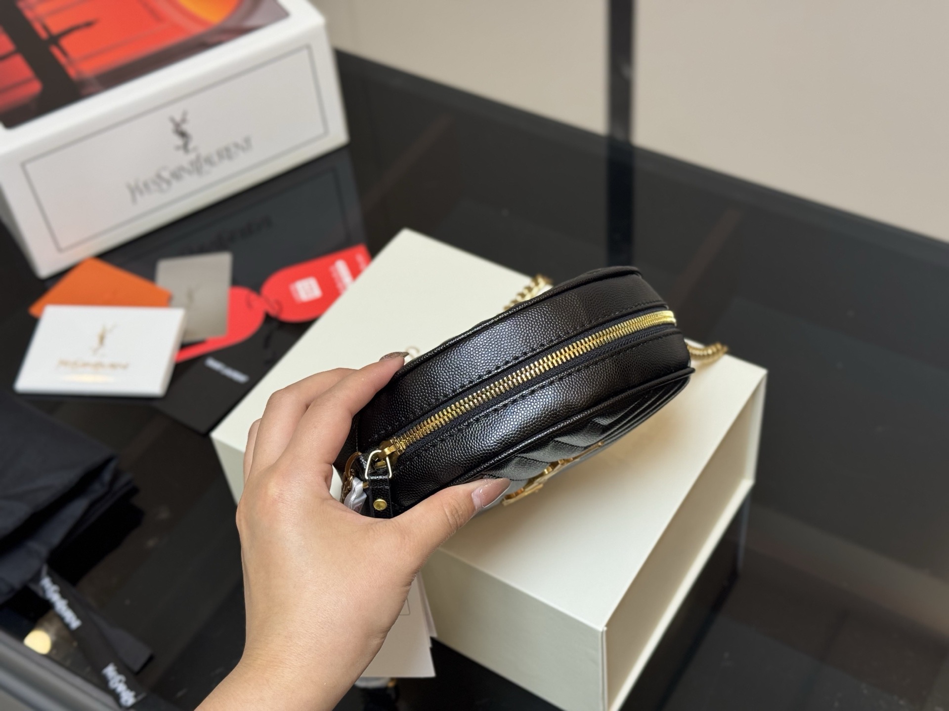 &yen;140 配折叠盒飞机盒 size：17.17cm 圣罗兰 圆饼包 鱼子酱看起来质感特别好！ 耐磨耐用！ 🉑️斜挎🉑️