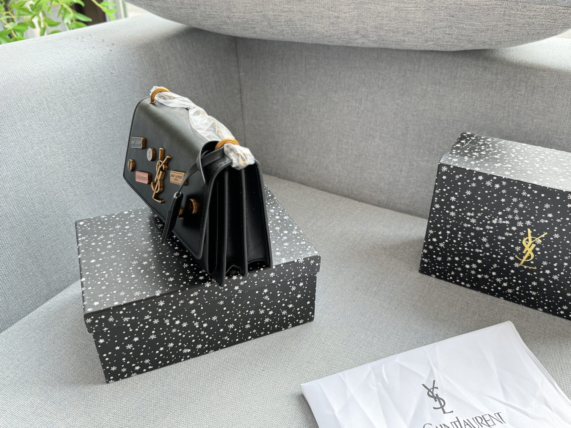 💰130 天地盖 size：22&times;15 圣罗兰 YSL SUNSET 徽章 日落包单肩斜挎手提包 链条包 低调奢华又复古计。包身硬挺，风琴式翻盖+徽章装饰，细节满分! 小巧实用，通勤休闲都 OK。内部多层隔层，收纳力强，链条肩带可单肩/斜挎，百搭灵活。