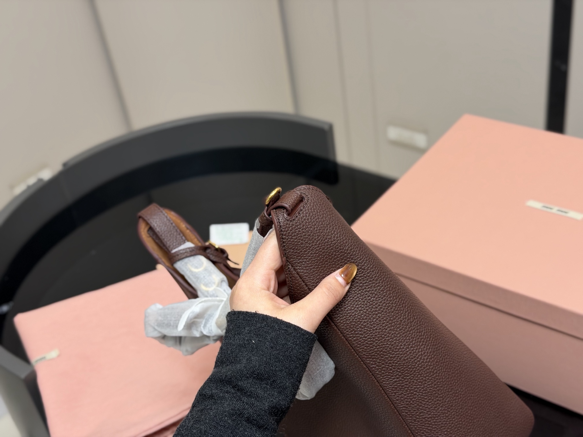 ¥210 ¥230 配盒 size:16.23cm 23.30cm miumiu新款斜挎机车包! 首发! 福音种草了哦 超级松弛感的一款包包肩带长度可以调节哦!