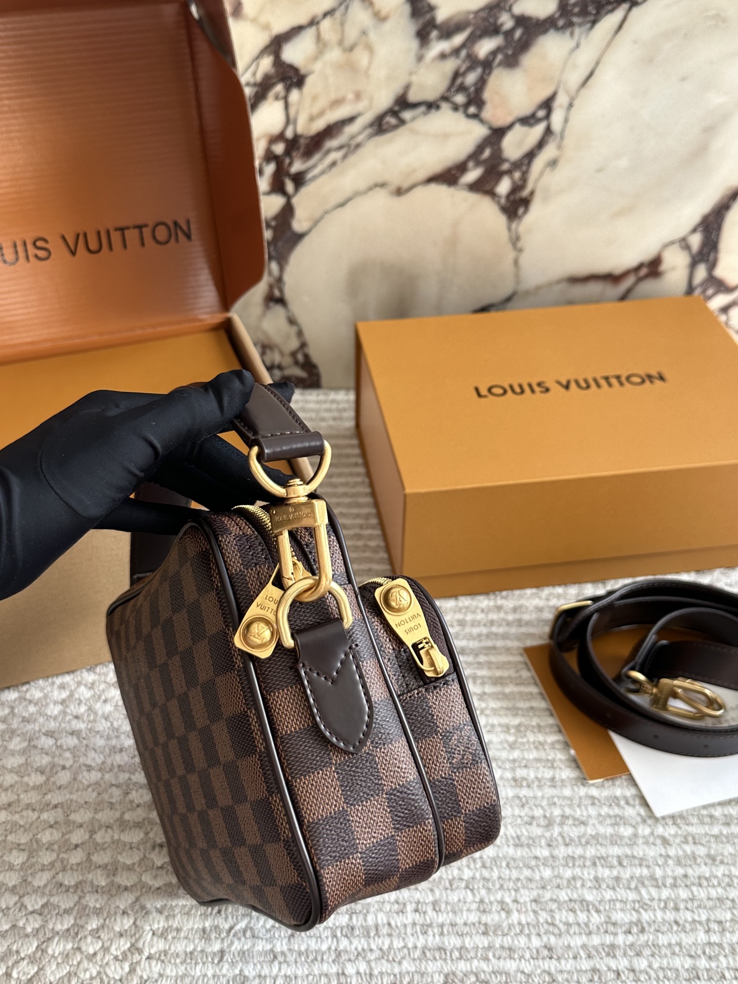 p220 LV| 2025年男士新款NilNiL是横版双层设计 同款也是有两种材质帆布和皮质款 双层设计容量也更多 可以手拎和斜挎也很方便~ 今年的男包一定会冲出重围卖爆的早买早定早收到!!! #|v #LV #老花#邮差包#包包种草25cm 双盒