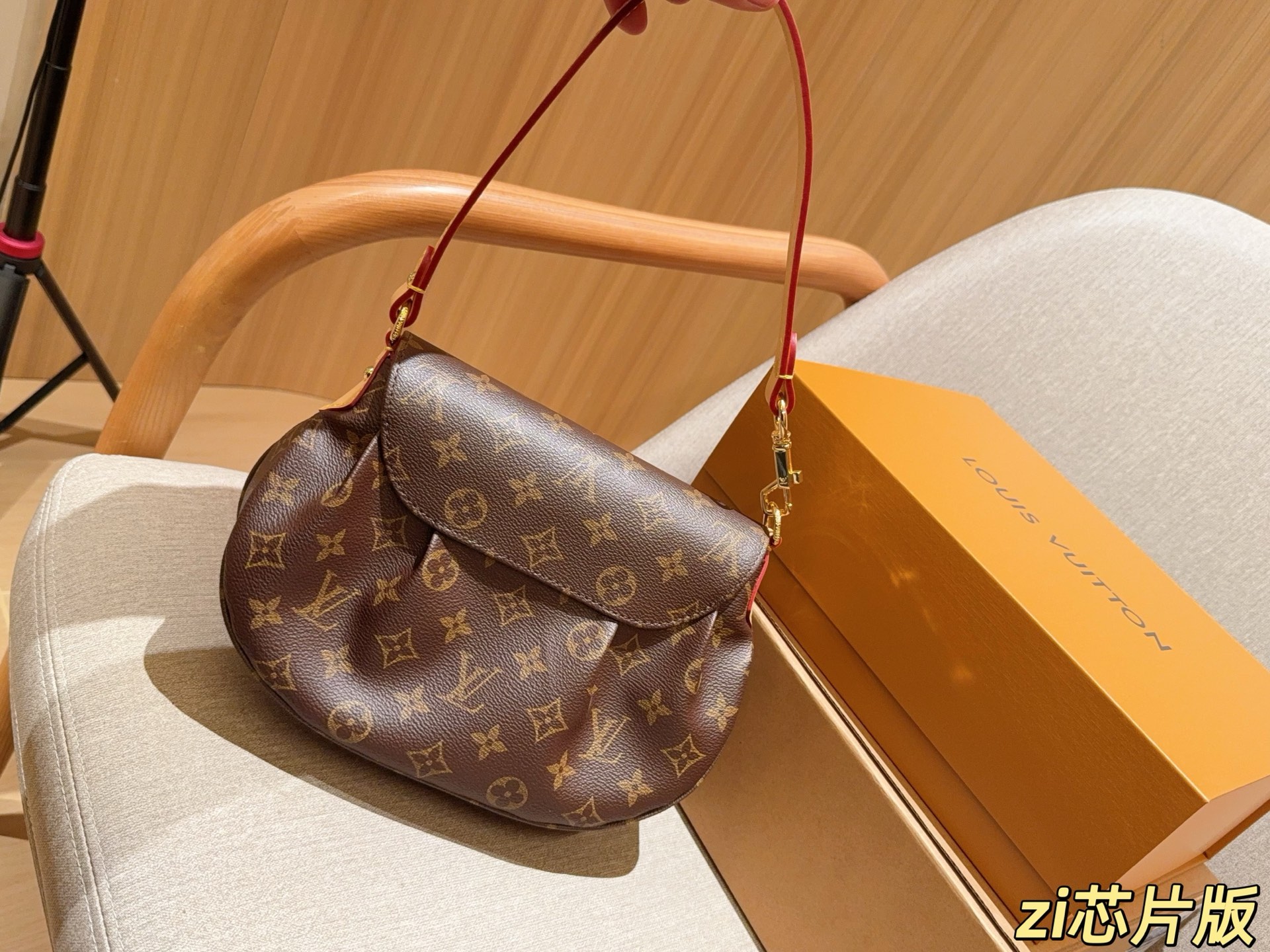 💰170 芯片版 Lv路易威登 Sunset元宝包翻盖插锁邮差包腋下包 尺寸25×18×6 礼盒包装➕飞机箱✈️