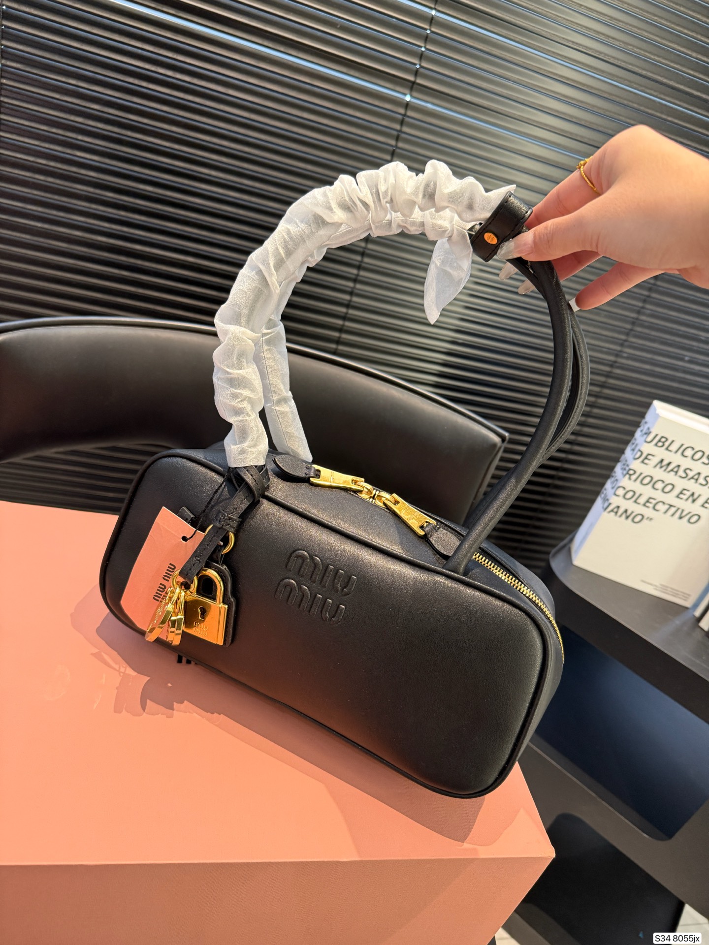 P220配折叠盒子 MIUMIU 保龄球手提包 轻轻松松高级感 包包手感巨好容量也很不赖 简单却又不失华丽 不要觉得会炸眼太高调了什么的 根本不会！ 在你的精简穿搭上简直就是点睛之笔 尺寸：27 12货号8055