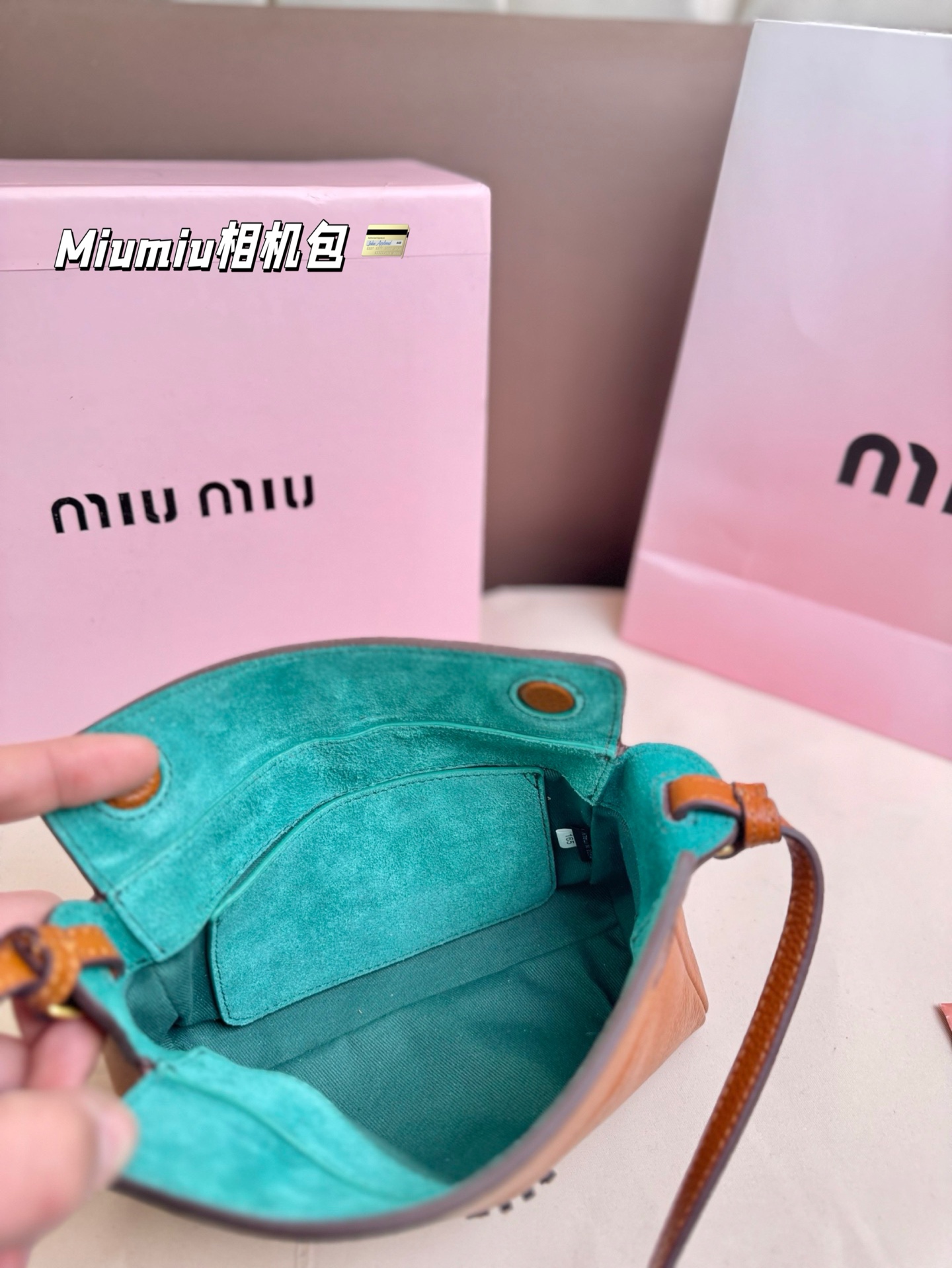 P225(牛皮) 尺寸18*10 Miumiu相机包太可爱啦! 手感好柔软太适合秋冬了 方形设计简约低调又高级~ 日常手机 粉饼 钥匙.. 都能收纳~ 肩带可随意调节,时髦感十足~