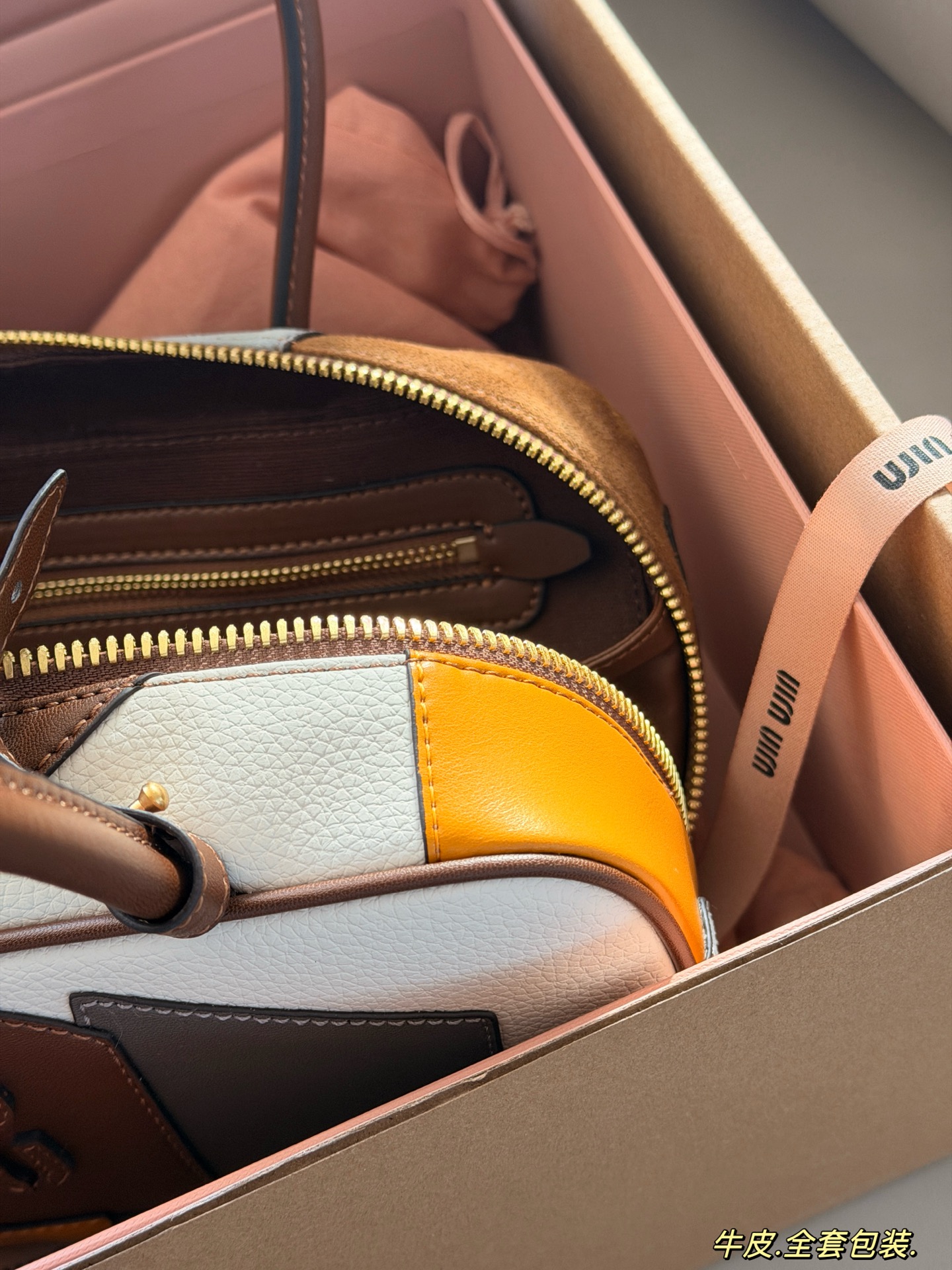 💰320 配盒 size：28*15cm miumiu保龄球/公文包 Miu又来抢钱了新款腋下公文包 来咯 ！ 背起来都很nice 哦 可手拎也可斜挎！ 出场就是miumiu小公主！