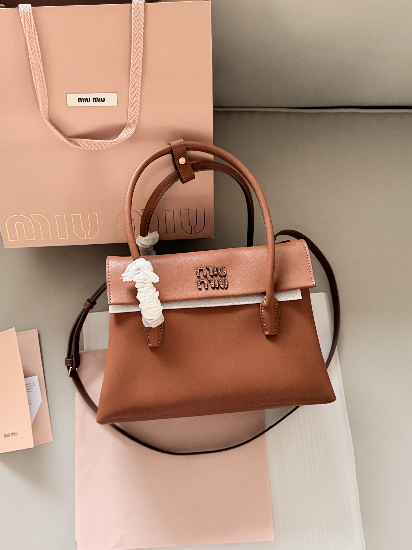 💰225 配盒 size：28*20cm Miumiu Solitaire用上了! 这只Solitaire简直让我一眼万年! 复古调调拿捏得死死的， 亮面皮超级好看 质感也超好！ 两边的翻盖格设计真的很贴心， 磁吸翻盖很方便 可手提可单肩可斜挎， 从实用性来说，这只Solitaire真的nice！