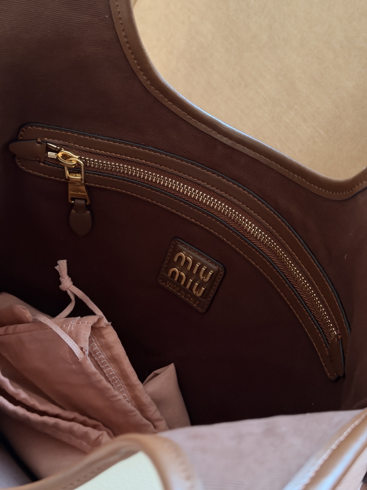 💰 275 配全套包装 size：33*30cm MiuMiu拼皮家族又来新配色啦 可爱的Miumiu ivy 复古麂皮牛皮拼皮 秋冬文艺感叠穿秘诀 谁还没爱上Miu Miu 软糯麂皮质感超nice！ 有种谁背都是萌萌的既视感hahaha~ 牛仔牛皮皮质哦！