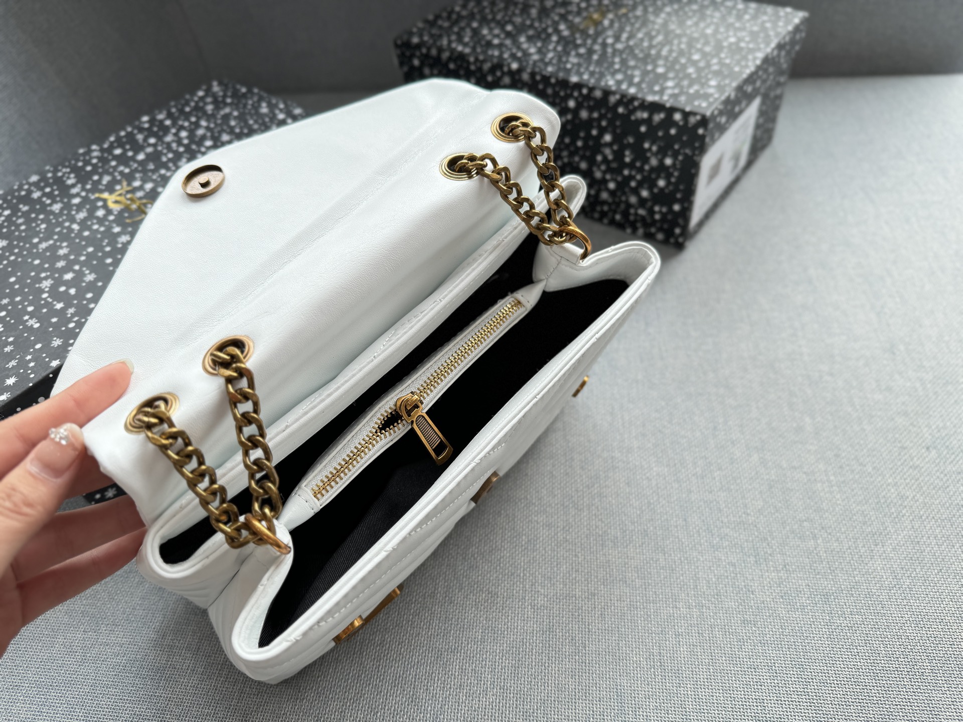 💰130 天地盖 size：25&times;17 圣罗兰 YSL LOULOU 徽章 信封包 链条包 斜挎单肩包 云朵包 越看越有气质 休闲商务都可驾驭 仙女们快来把它带回家✨ 时髦瞬间被拿捏，真的百搭，不信你试！