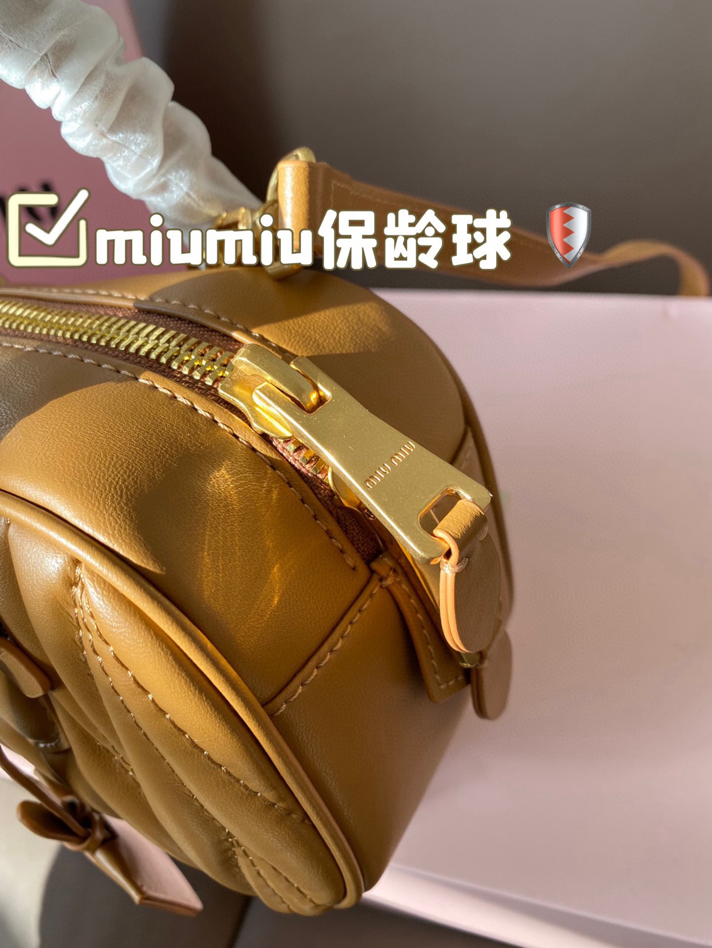 P200 配盒 size：23*12cm miumiu保龄球 新尺寸‼️ 很难不爱啊啊！ 这个尺寸很难不动心哦！ 可手拎也可斜挎 容量足足的~~ 出场就是miumiu小公主