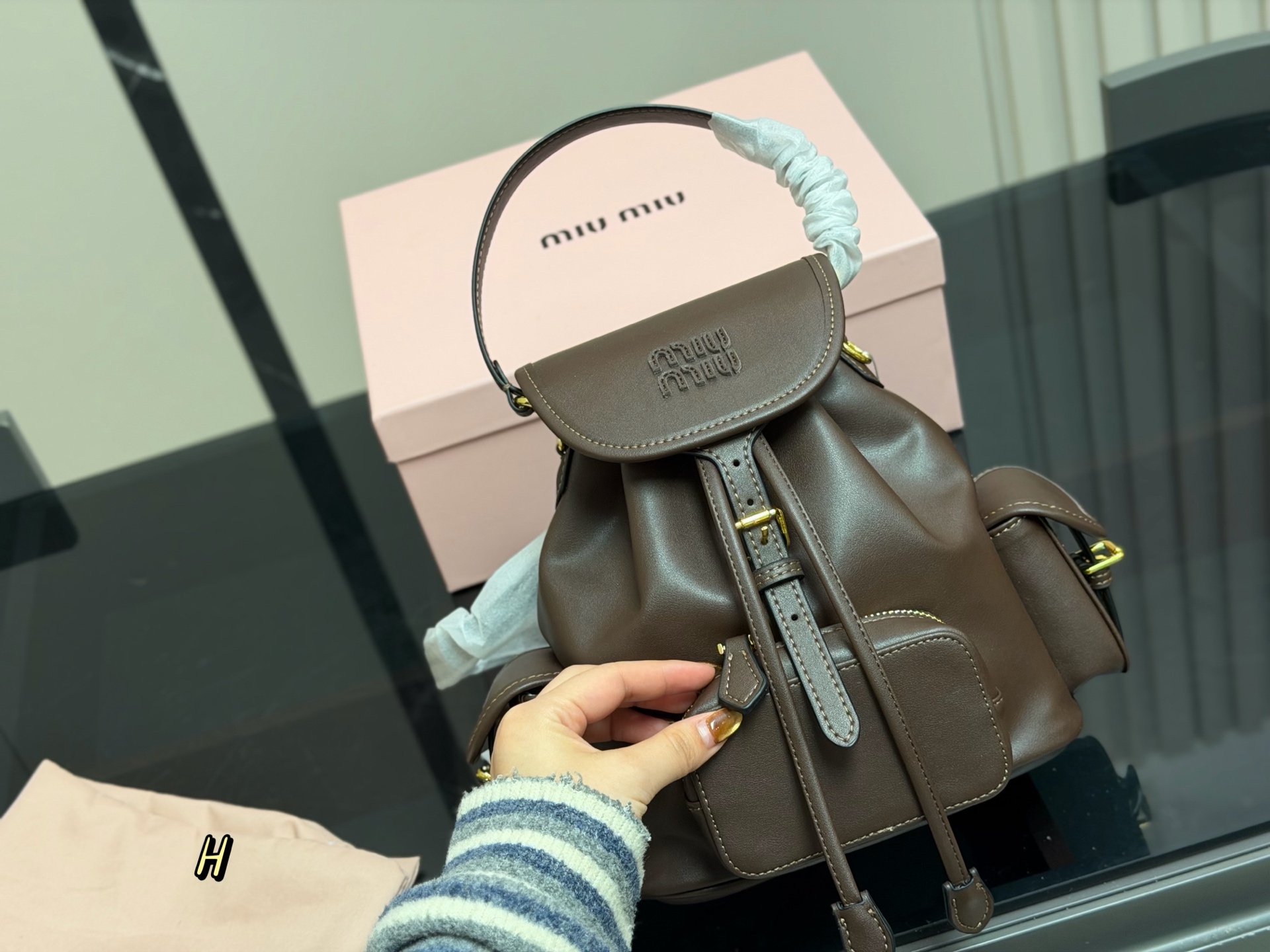 ¥210 配盒 size:21*23cm(小号) 又一季特别美丽的Miu Miu miumiu ss25 双肩包 少女心与摩登格调的碰撞 轻松拿捏时髦 轻便能装,质感绝绝子,miumiu的少女感+酷感完美结合~
