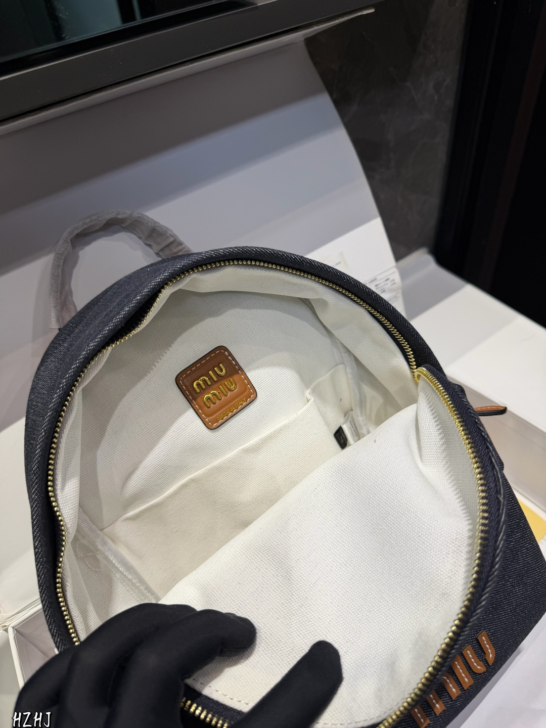 ❤️p170p160❤️ MiuMiu期待已久 帆布双肩包.中古包春夏系列包包 简洁利落的设计凸显功能性 实用主义 柔软舒服的触感彰显 MiuMiu 女性愈加自信，务实，前卫和酷炫的态度 尺寸：33^17*40/22*15*33cm