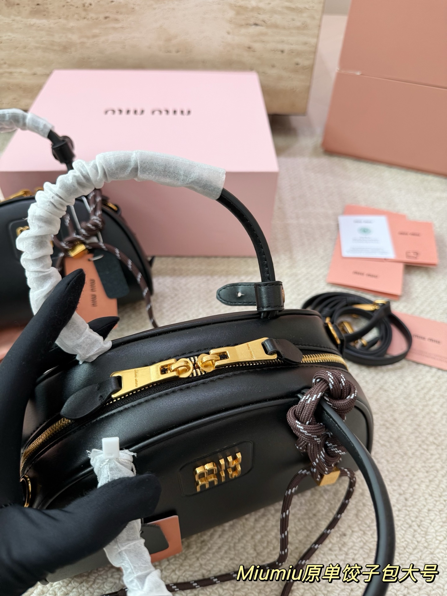 P180 P160 配挂件配盒 size：21 12cm 18 10cm 可盐可甜的 MiuMiu 女孩 miumiu wander半月包饺子包 好搭 什么风格都能驾驭 材质很柔软 容量也非常OK 复古俏皮的hobo包型 是近期几乎天天拿出门的包包！