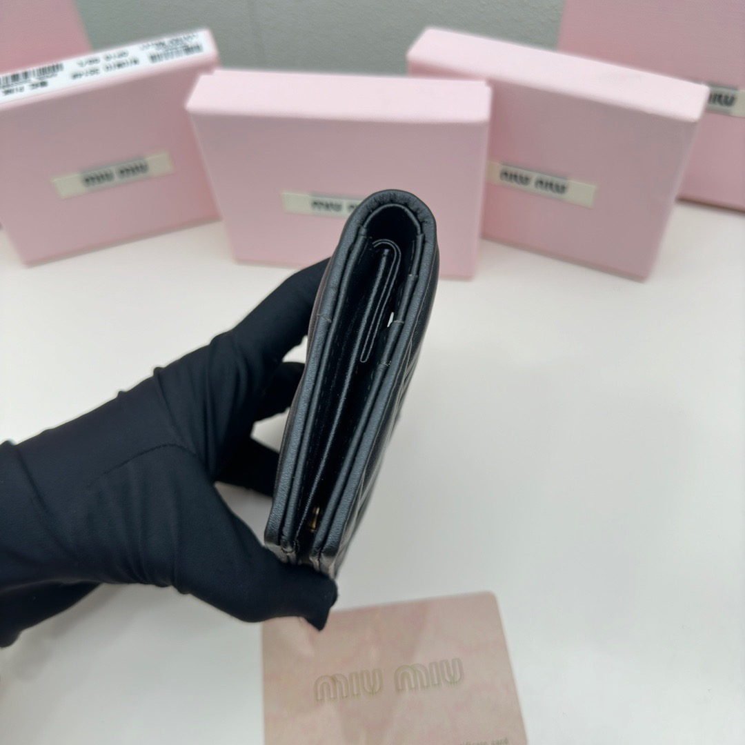 P85🎀miumiu 3513🎀颜色 黑 蓝 粉🎀尺寸 11.5*10*3 🎀miumiu专柜最新款！专柜爆款热力来袭，经典提花压纹设计，釆用顶级进口小羊皮，皮质细腻柔软，做工精细