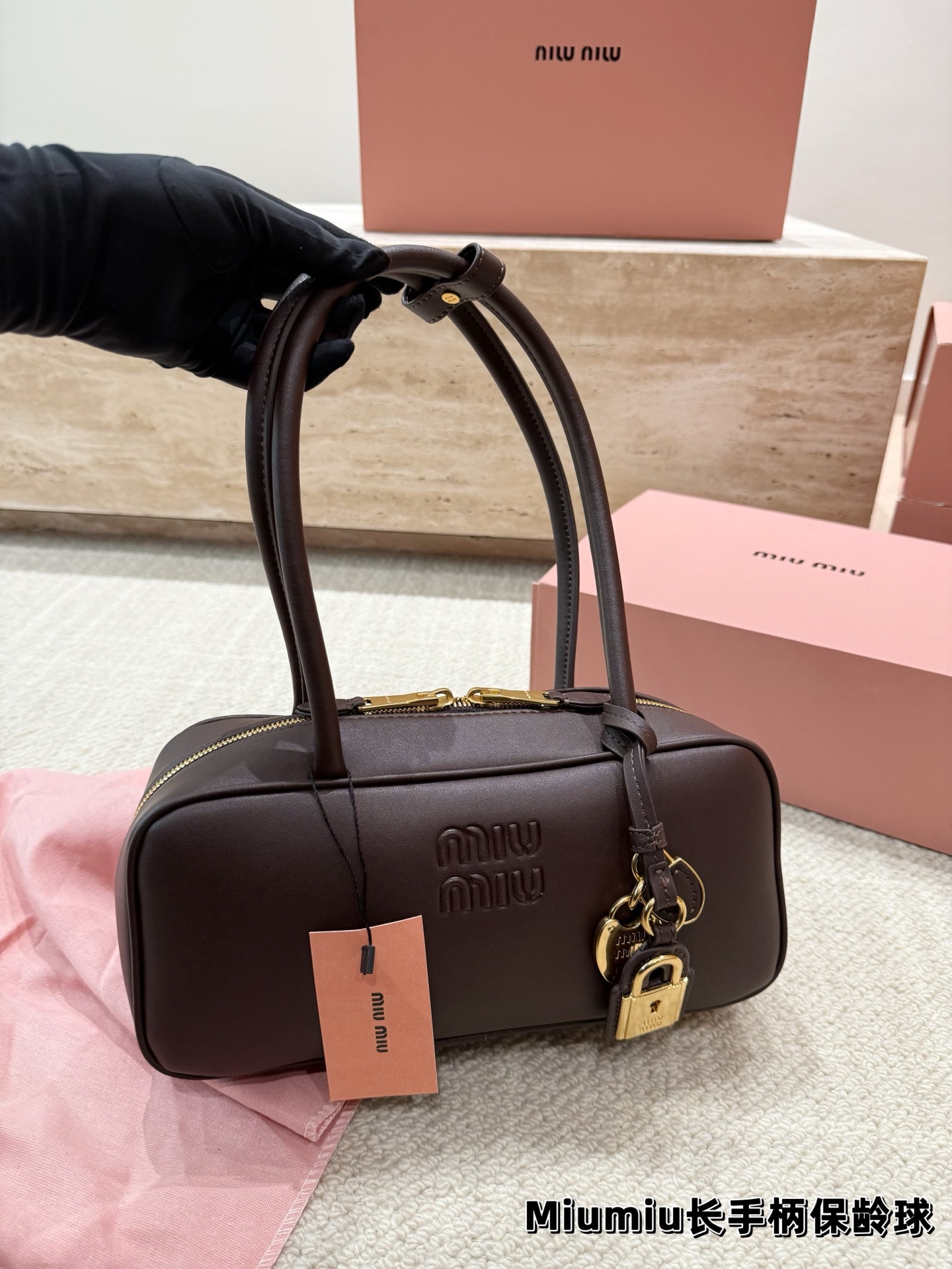 P220 配挂件 size：27.12cm miumiu保龄球长手柄 对版面料 皮质光滑细腻柔软， 棉质缎面衬里。 背起来都很nice 哦 可手拎也可斜挎！ 出场就是miumiu小公主！