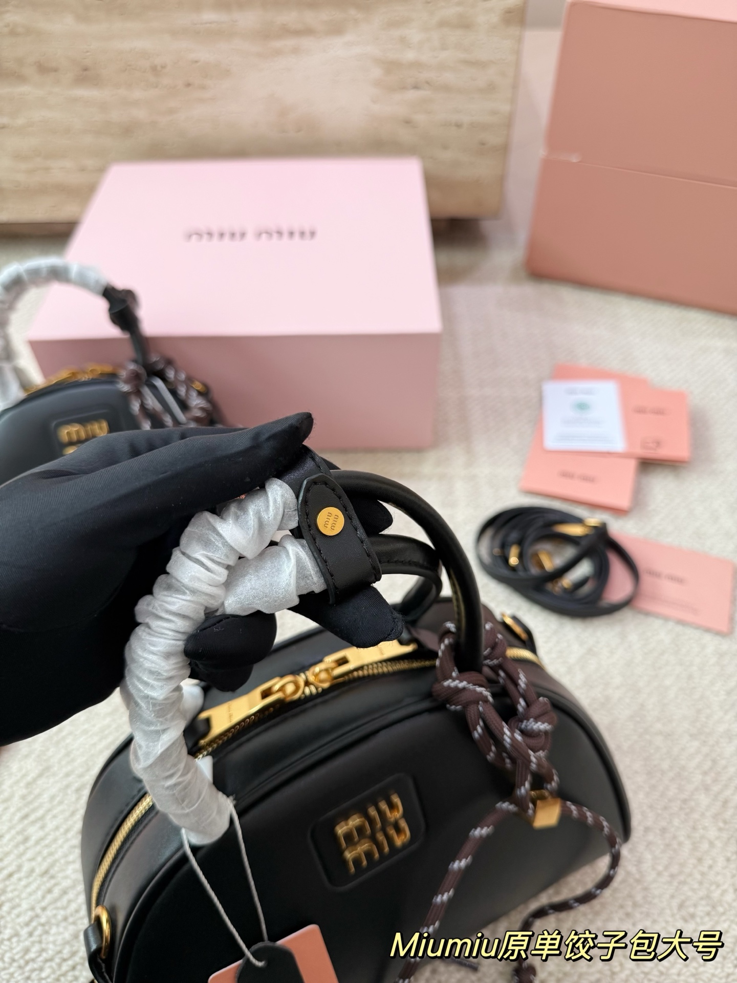 P180 P160 配挂件配盒 size：21 12cm 18 10cm 可盐可甜的 MiuMiu 女孩 miumiu wander半月包饺子包 好搭 什么风格都能驾驭 材质很柔软 容量也非常OK 复古俏皮的hobo包型 是近期几乎天天拿出门的包包！