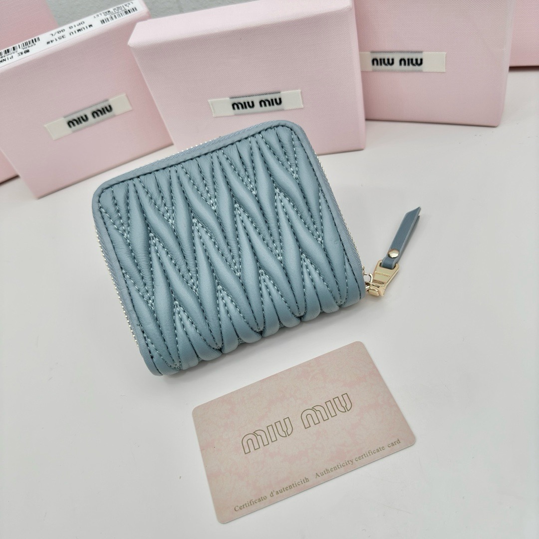 P95🎀miumiu 3511🎀颜色 黑色 粉色 蓝色 🎀尺寸 10.5*10*3🎀miumiu专柜最新款!专柜爆款热力来袭,经典提花压纹设计,釆用顶级进口小羊皮,皮质细腻柔软,做工精细