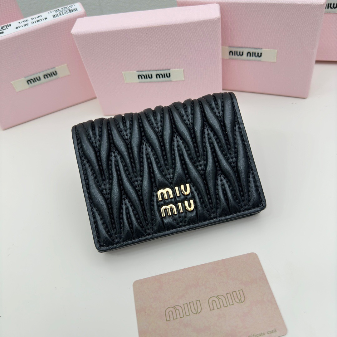 P85🎀miumiu 3513🎀颜色 黑 蓝 粉🎀尺寸 11.5*10*3 🎀miumiu专柜最新款！专柜爆款热力来袭，经典提花压纹设计，釆用顶级进口小羊皮，皮质细腻柔软，做工精细
