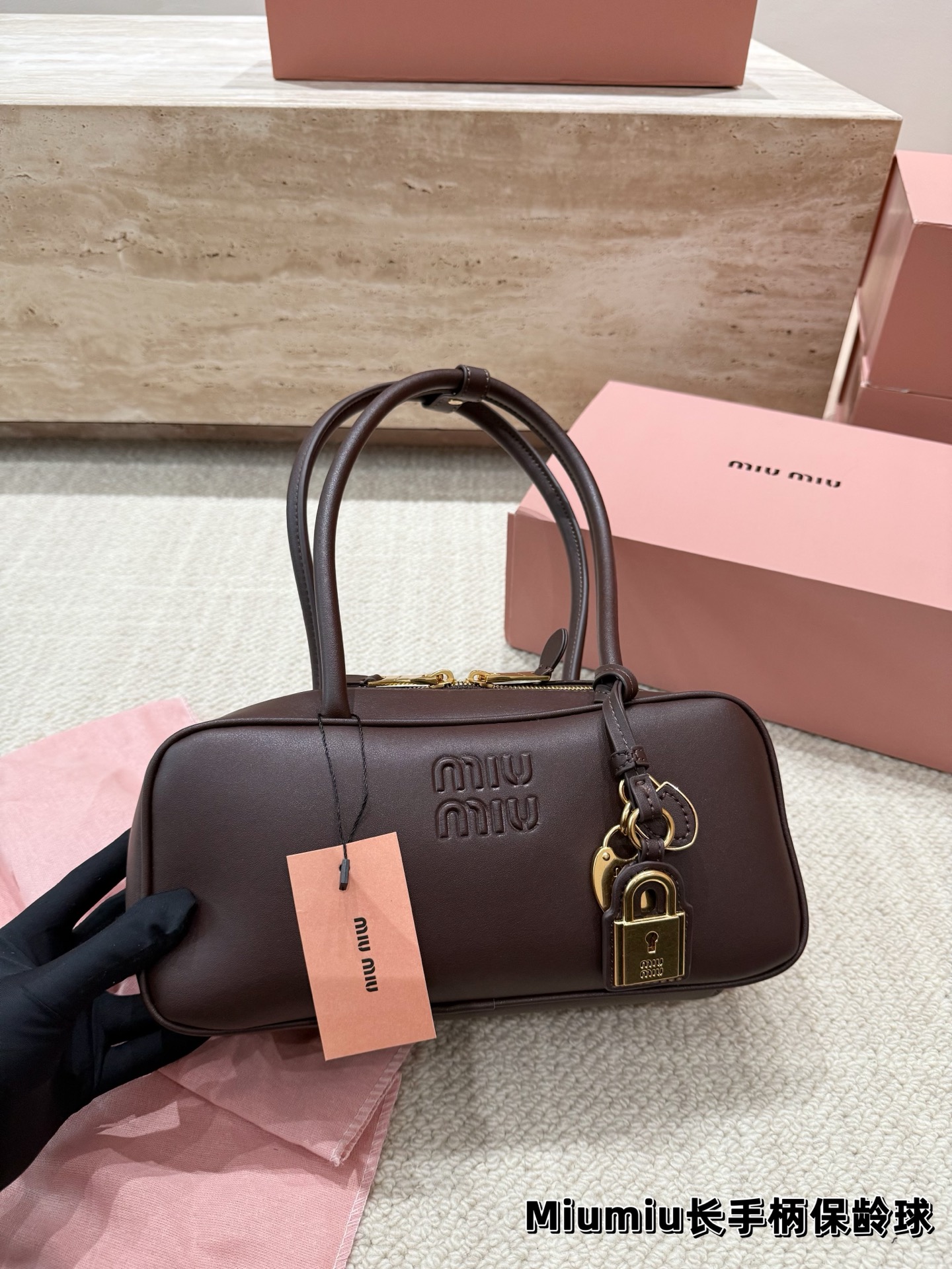 P220 配挂件 size：27.12cm miumiu保龄球长手柄 对版面料 皮质光滑细腻柔软， 棉质缎面衬里。 背起来都很nice 哦 可手拎也可斜挎！ 出场就是miumiu小公主！