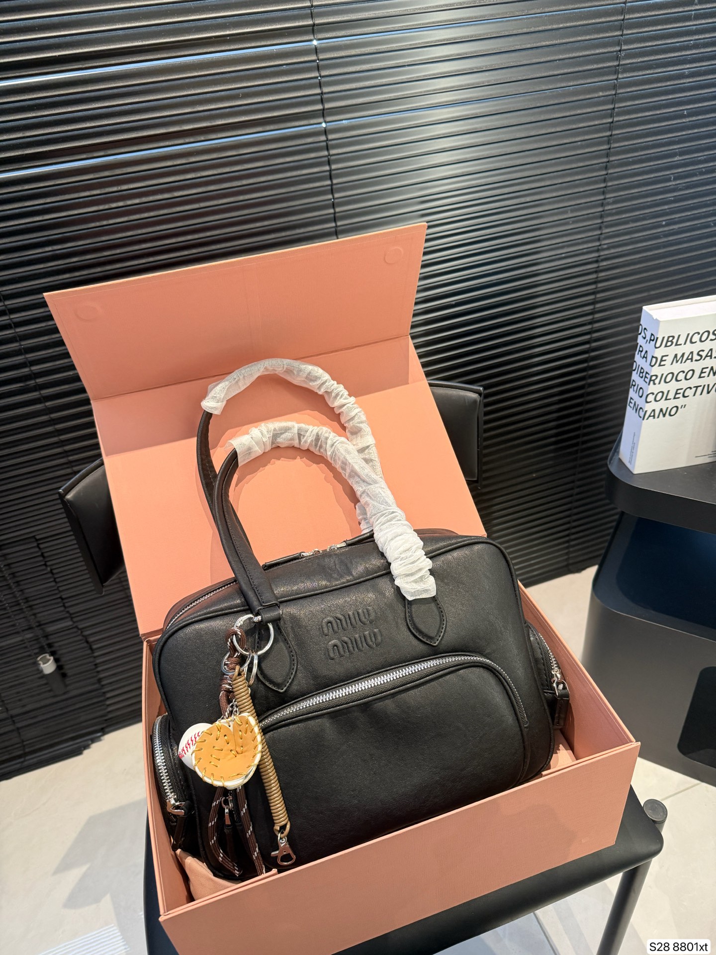 P190 配折叠盒 miumiu保龄球/公文包 可手拎也可斜挎! 出场就是miumiu小公主! 尺寸30 20 货号8801