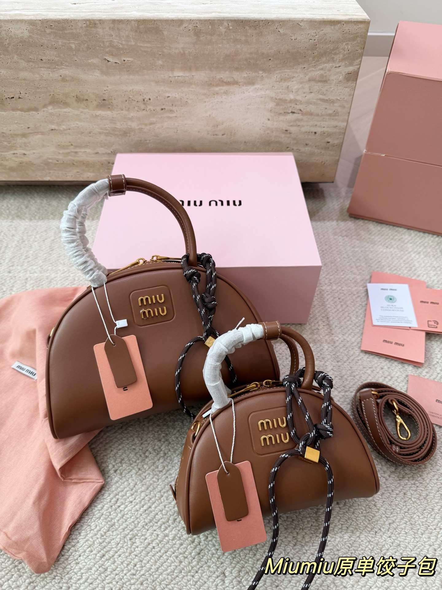 P180 P160 配挂件配盒 size：21 12cm 18 10cm 可盐可甜的 MiuMiu 女孩 miumiu wander半月包饺子包 好搭 什么风格都能驾驭 材质很柔软 容量也非常OK 复古俏皮的hobo包型 是近期几乎天天拿出门的包包！