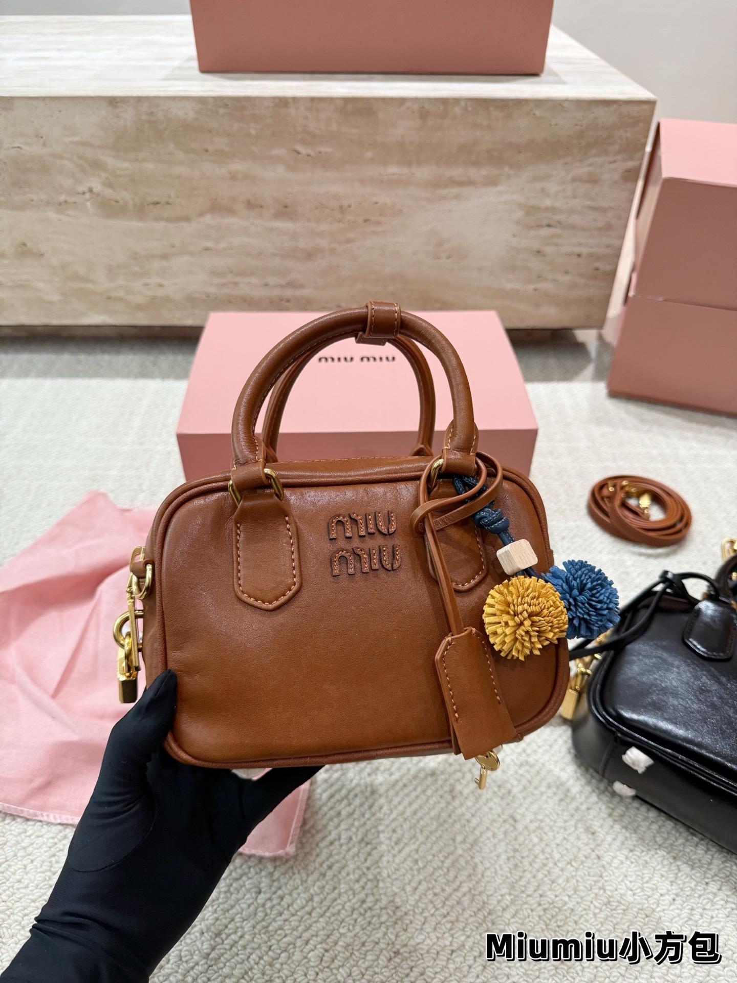 P210 📍Miumiu25秋冬秀款做旧小方块 尺寸 13*19*6CM 两个颜色 爆款预测🔥配盒子挂件
