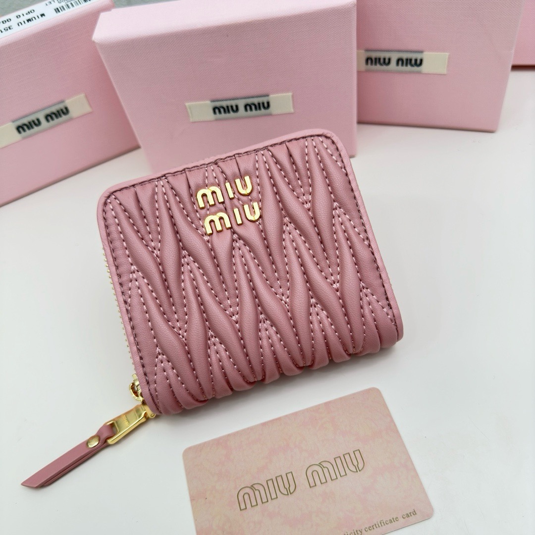 P95🎀miumiu 3511🎀颜色 黑色 粉色 蓝色 🎀尺寸 10.5*10*3🎀miumiu专柜最新款!专柜爆款热力来袭,经典提花压纹设计,釆用顶级进口小羊皮,皮质细腻柔软,做工精细