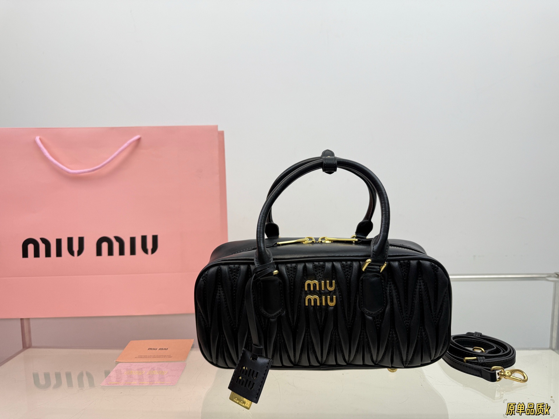 (折叠盒⚠️)p250/p240/p235 (羊皮) Miu新品 高级褶皱保龄球包 搭配小零钱包 精致独特的设计 时尚绝美 大方且与众不同 size:28*13cm(大) size:23*12cm(中) size:20*11cm(小)