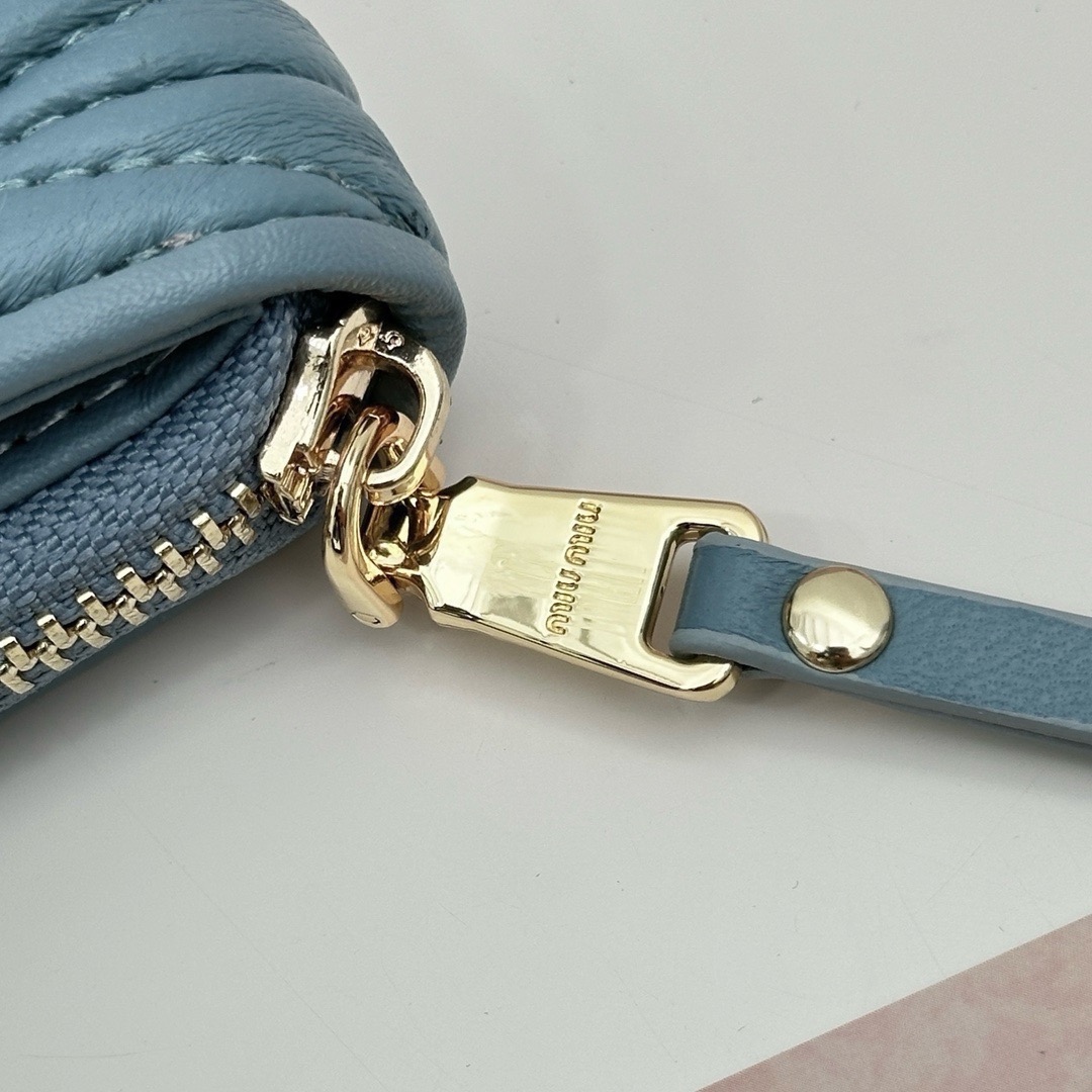 P95🎀miumiu 3511🎀颜色 黑色 粉色 蓝色 🎀尺寸 10.5*10*3🎀miumiu专柜最新款!专柜爆款热力来袭,经典提花压纹设计,釆用顶级进口小羊皮,皮质细腻柔软,做工精细