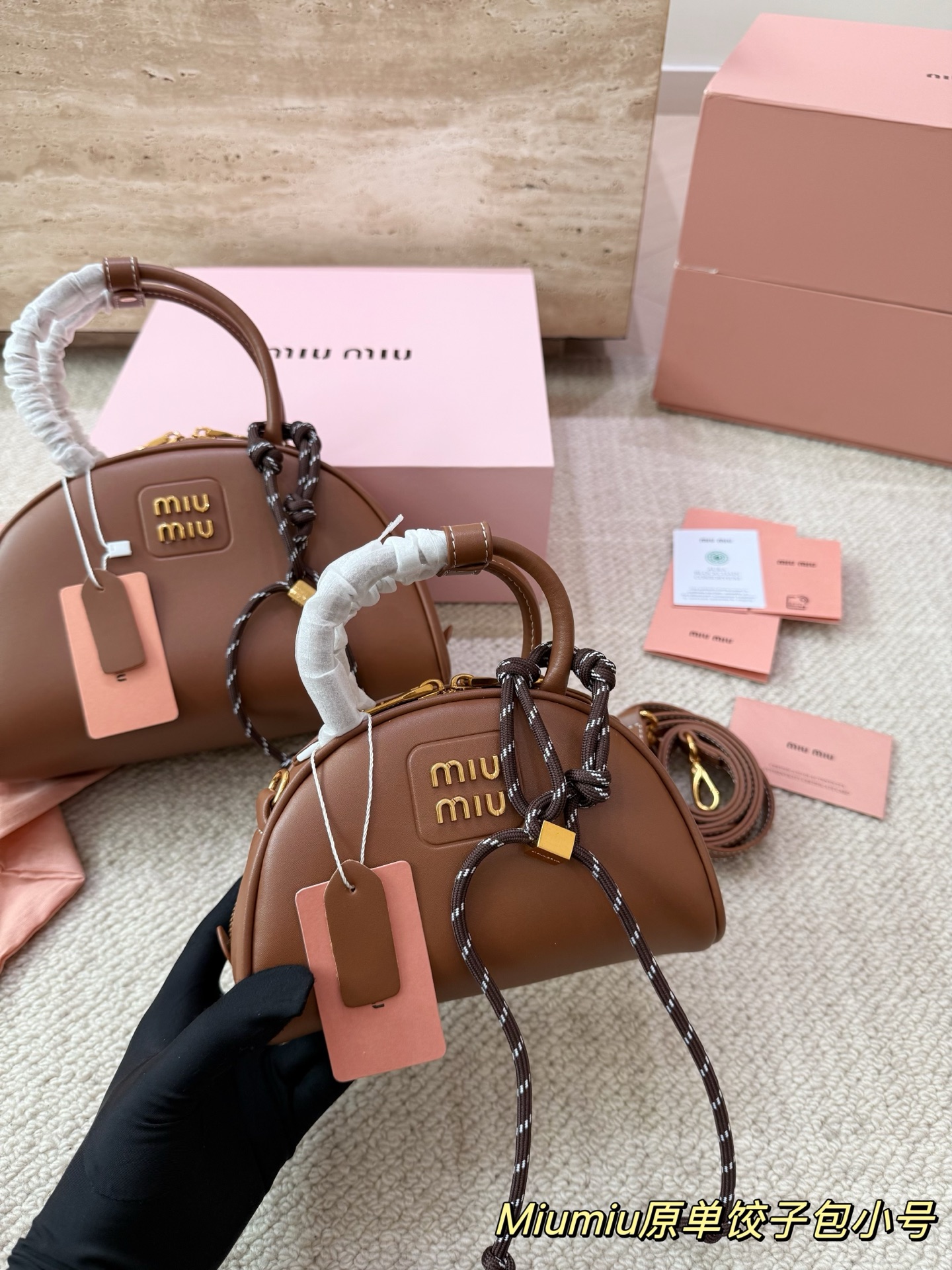 P180 P160 配挂件配盒 size：21 12cm 18 10cm 可盐可甜的 MiuMiu 女孩 miumiu wander半月包饺子包 好搭 什么风格都能驾驭 材质很柔软 容量也非常OK 复古俏皮的hobo包型 是近期几乎天天拿出门的包包！