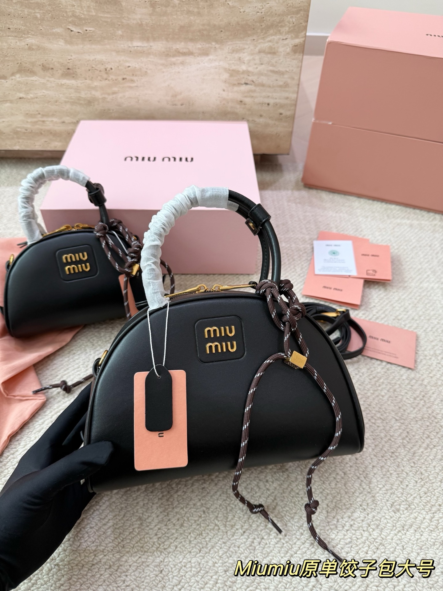 P180 P160 配挂件配盒 size：21 12cm 18 10cm 可盐可甜的 MiuMiu 女孩 miumiu wander半月包饺子包 好搭 什么风格都能驾驭 材质很柔软 容量也非常OK 复古俏皮的hobo包型 是近期几乎天天拿出门的包包！