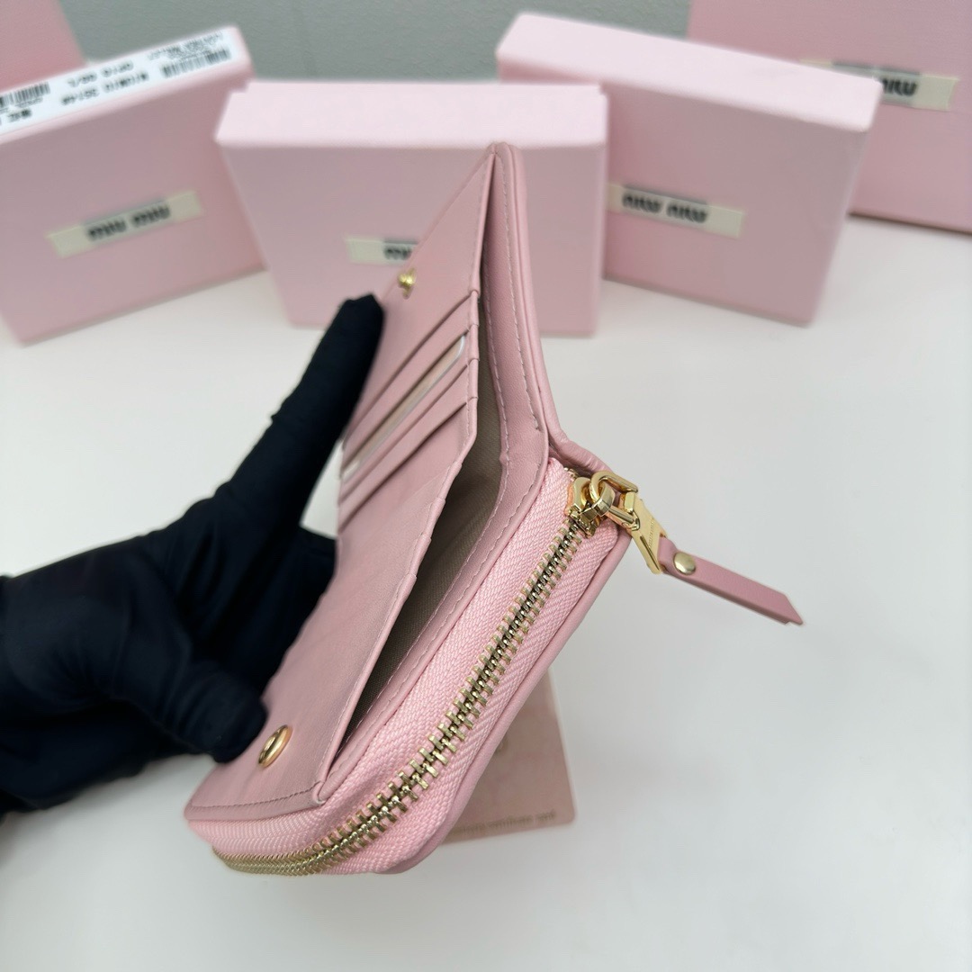 P95🎀miumiu 3511🎀颜色 黑色 粉色 蓝色 🎀尺寸 10.5*10*3🎀miumiu专柜最新款!专柜爆款热力来袭,经典提花压纹设计,釆用顶级进口小羊皮,皮质细腻柔软,做工精细