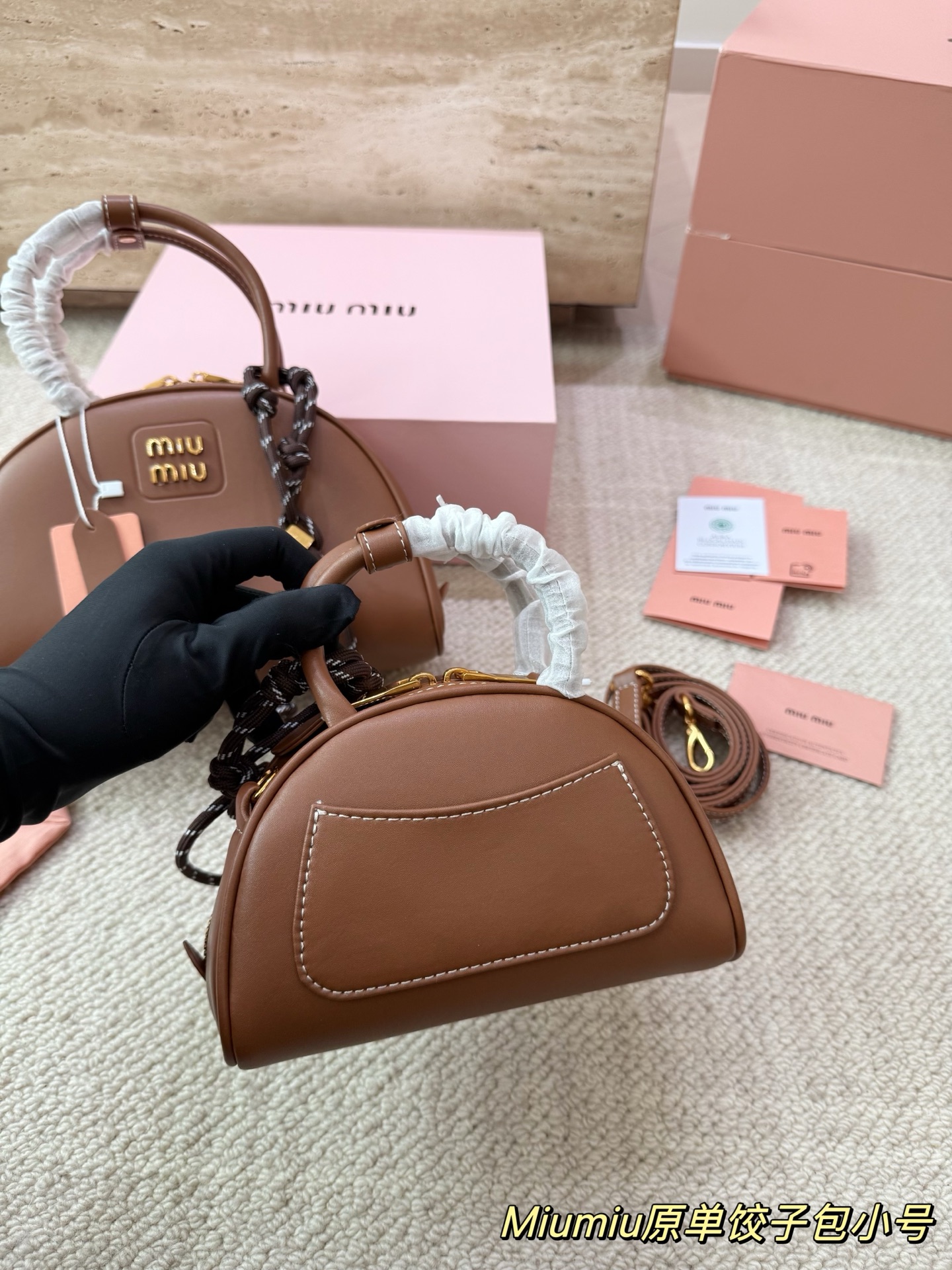 P180 P160 配挂件配盒 size：21 12cm 18 10cm 可盐可甜的 MiuMiu 女孩 miumiu wander半月包饺子包 好搭 什么风格都能驾驭 材质很柔软 容量也非常OK 复古俏皮的hobo包型 是近期几乎天天拿出门的包包！