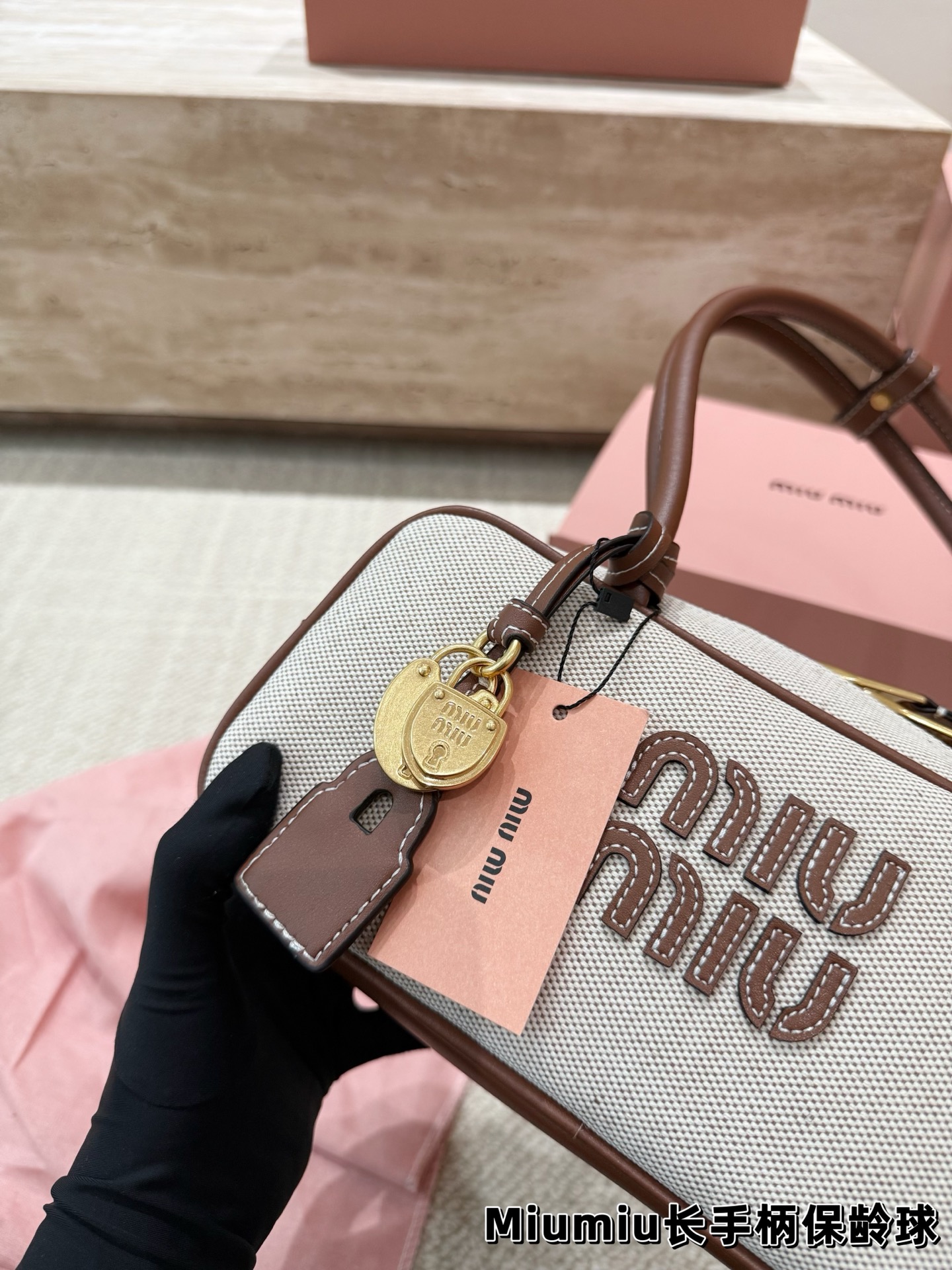 P220 配挂件 size：27.12cm miumiu保龄球长手柄 对版面料 皮质光滑细腻柔软， 棉质缎面衬里。 背起来都很nice 哦 可手拎也可斜挎！ 出场就是miumiu小公主！