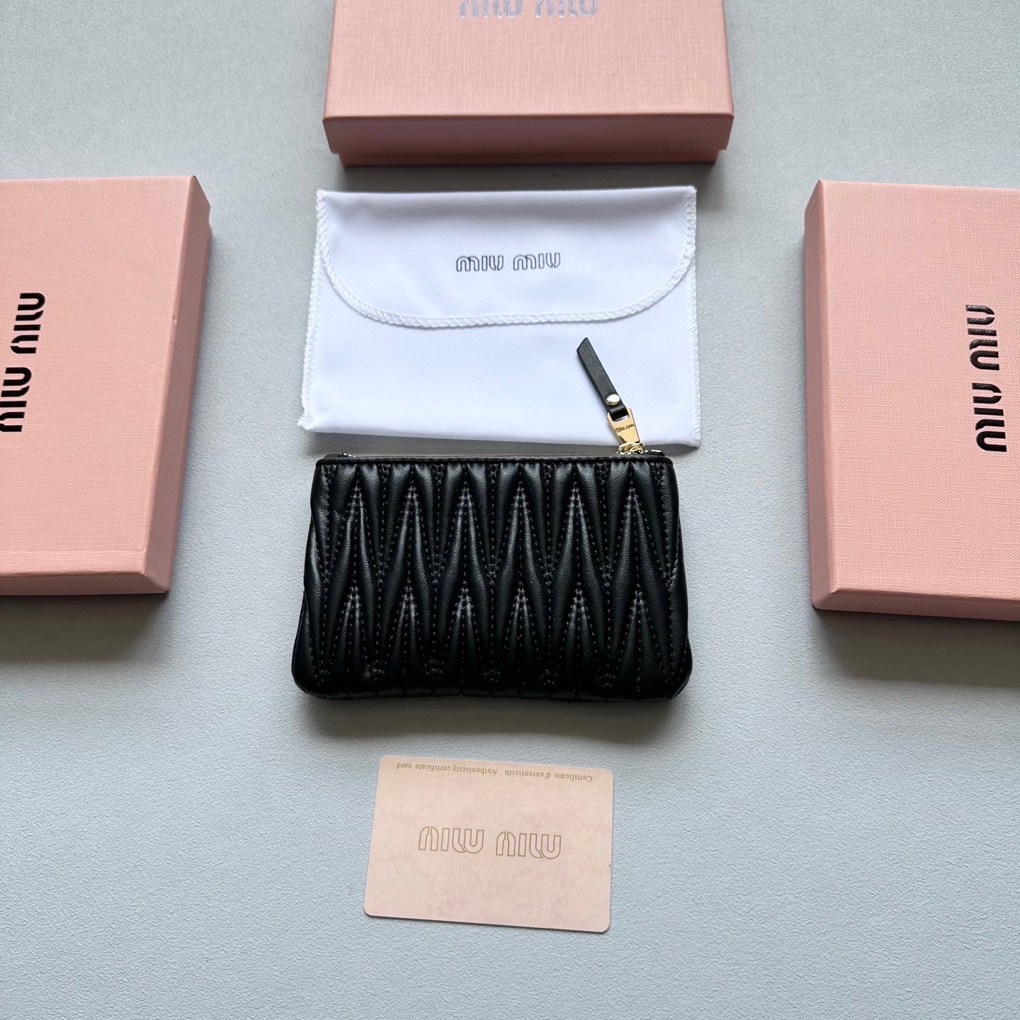 p75🎀🎀颜色 黑 粉 棕 蓝🎀尺寸 14.5x9🎀miumiu 顶级小羊皮多功能🐑零钱包👍里外全羊皮🔥经典搭配，时尚百搭