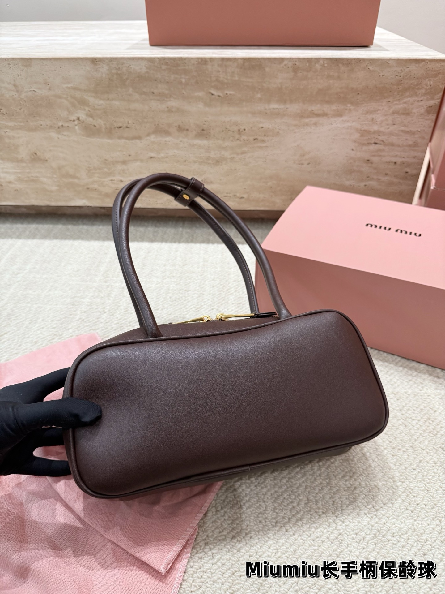 P220 配挂件 size：27.12cm miumiu保龄球长手柄 对版面料 皮质光滑细腻柔软， 棉质缎面衬里。 背起来都很nice 哦 可手拎也可斜挎！ 出场就是miumiu小公主！