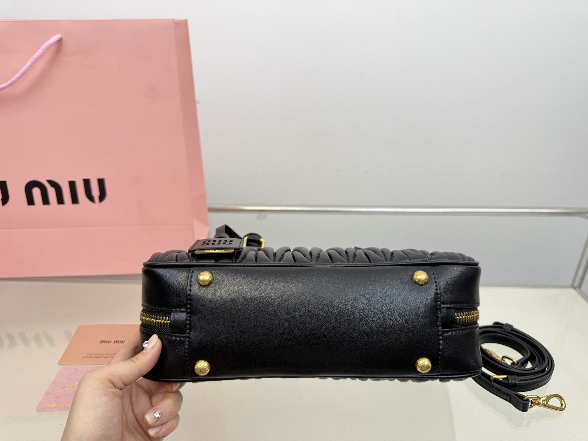 (折叠盒⚠️)p250/p240/p235 (羊皮) Miu新品 高级褶皱保龄球包 搭配小零钱包 精致独特的设计 时尚绝美 大方且与众不同 size:28*13cm(大) size:23*12cm(中) size:20*11cm(小)