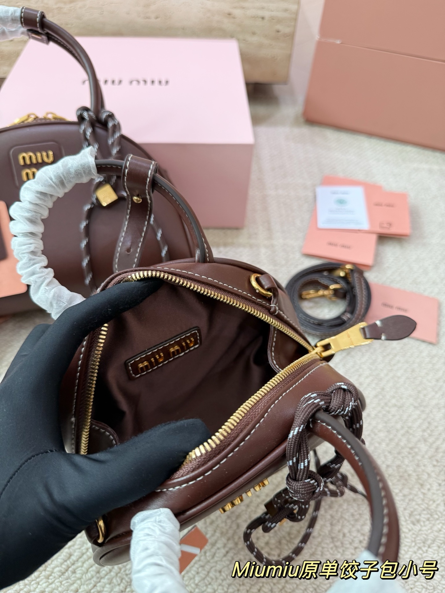 P180 P160 配挂件配盒 size：21 12cm 18 10cm 可盐可甜的 MiuMiu 女孩 miumiu wander半月包饺子包 好搭 什么风格都能驾驭 材质很柔软 容量也非常OK 复古俏皮的hobo包型 是近期几乎天天拿出门的包包！