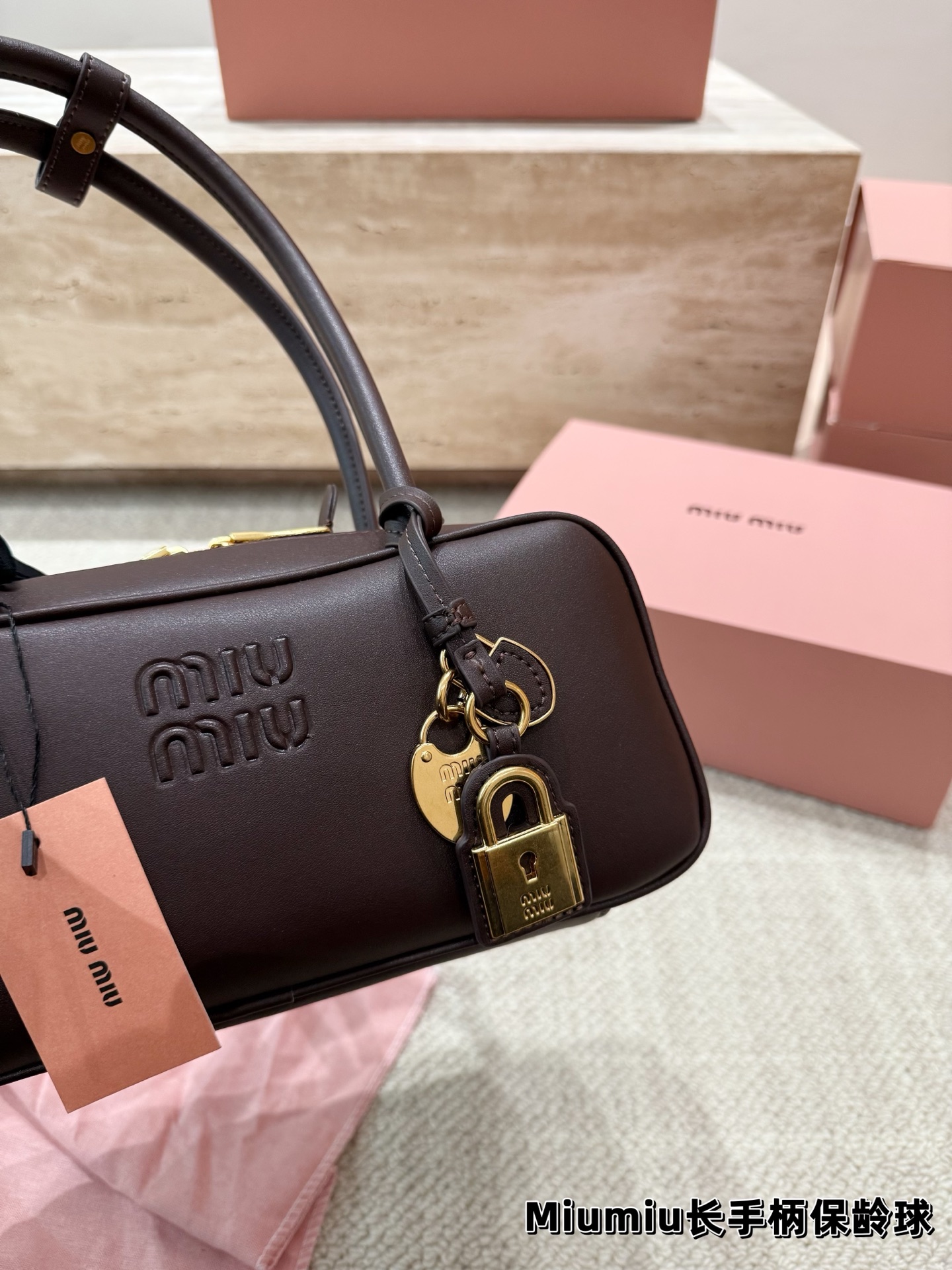 P220 配挂件 size：27.12cm miumiu保龄球长手柄 对版面料 皮质光滑细腻柔软， 棉质缎面衬里。 背起来都很nice 哦 可手拎也可斜挎！ 出场就是miumiu小公主！