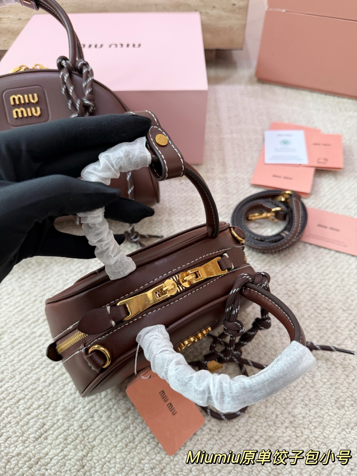 P180 P160 配挂件配盒 size：21 12cm 18 10cm 可盐可甜的 MiuMiu 女孩 miumiu wander半月包饺子包 好搭 什么风格都能驾驭 材质很柔软 容量也非常OK 复古俏皮的hobo包型 是近期几乎天天拿出门的包包！