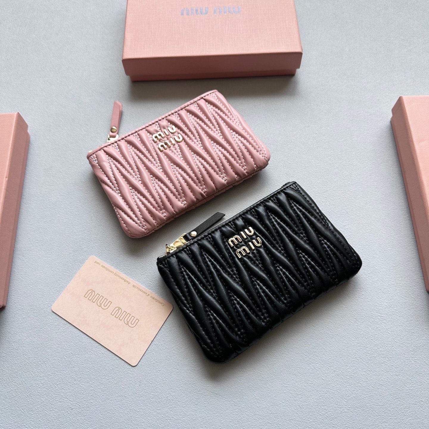 p75🎀🎀颜色 黑 粉 棕 蓝🎀尺寸 14.5x9🎀miumiu 顶级小羊皮多功能🐑零钱包👍里外全羊皮🔥经典搭配，时尚百搭