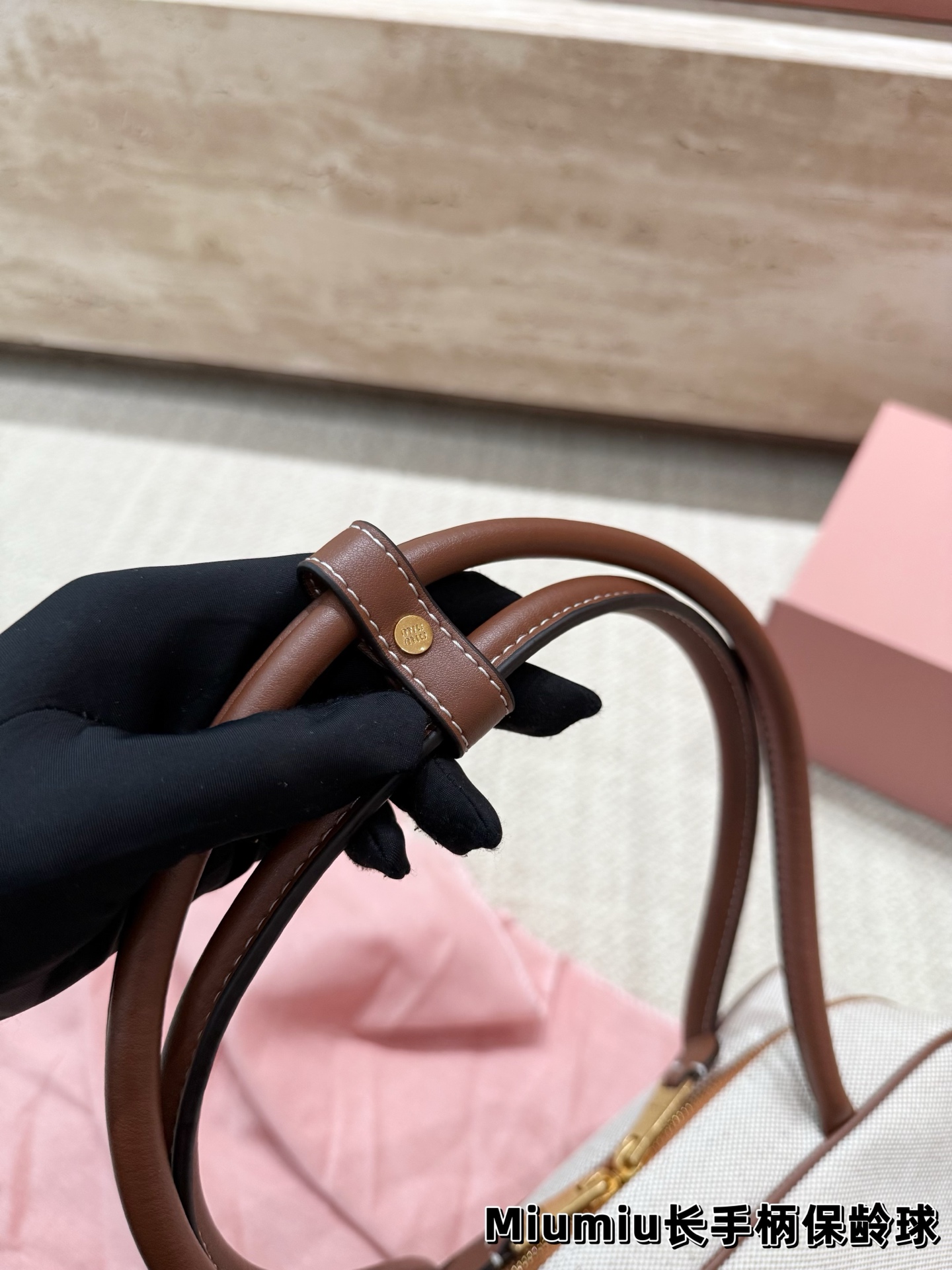 P220 配挂件 size：27.12cm miumiu保龄球长手柄 对版面料 皮质光滑细腻柔软， 棉质缎面衬里。 背起来都很nice 哦 可手拎也可斜挎！ 出场就是miumiu小公主！