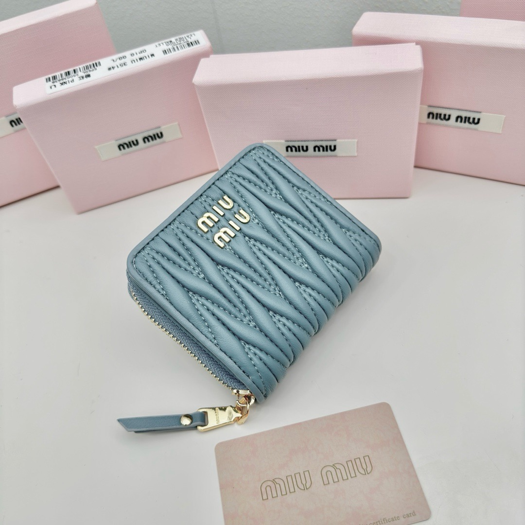 P95🎀miumiu 3511🎀颜色 黑色 粉色 蓝色 🎀尺寸 10.5*10*3🎀miumiu专柜最新款!专柜爆款热力来袭,经典提花压纹设计,釆用顶级进口小羊皮,皮质细腻柔软,做工精细