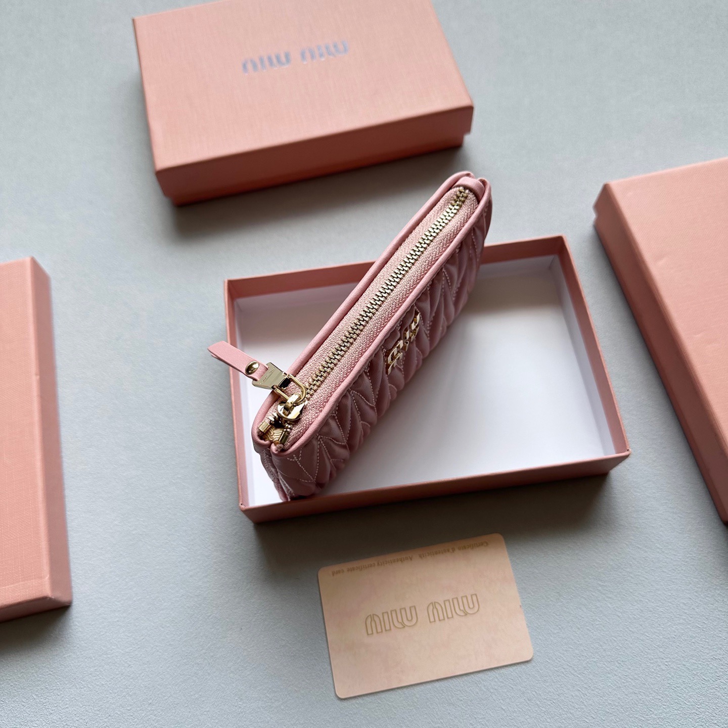 p75🎀🎀颜色 黑 粉 棕 蓝🎀尺寸 14.5x9🎀miumiu 顶级小羊皮多功能🐑零钱包👍里外全羊皮🔥经典搭配，时尚百搭