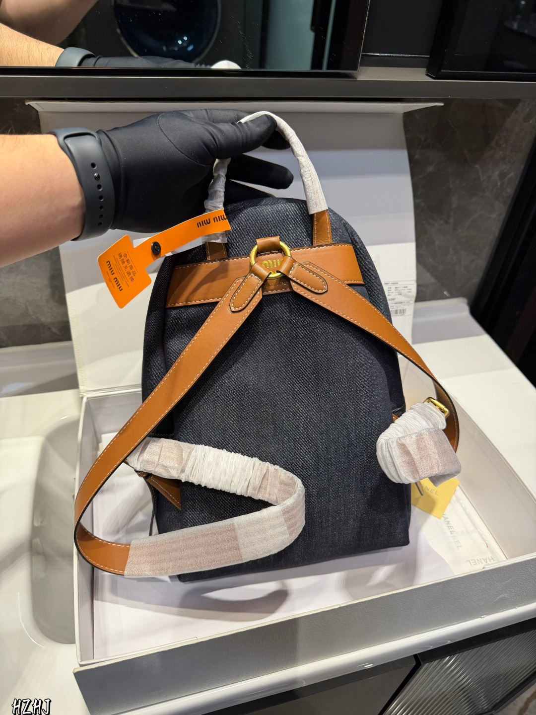 ❤️p170p160❤️ MiuMiu期待已久 帆布双肩包.中古包春夏系列包包 简洁利落的设计凸显功能性 实用主义 柔软舒服的触感彰显 MiuMiu 女性愈加自信，务实，前卫和酷炫的态度 尺寸：33^17*40/22*15*33cm