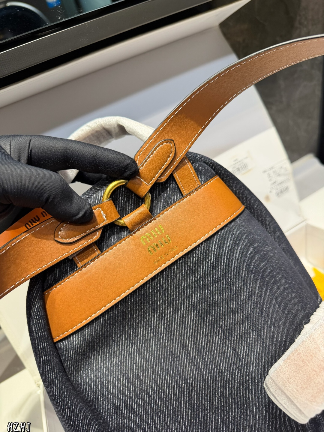 ❤️p170p160❤️ MiuMiu期待已久 帆布双肩包.中古包春夏系列包包 简洁利落的设计凸显功能性 实用主义 柔软舒服的触感彰显 MiuMiu 女性愈加自信，务实，前卫和酷炫的态度 尺寸：33^17*40/22*15*33cm