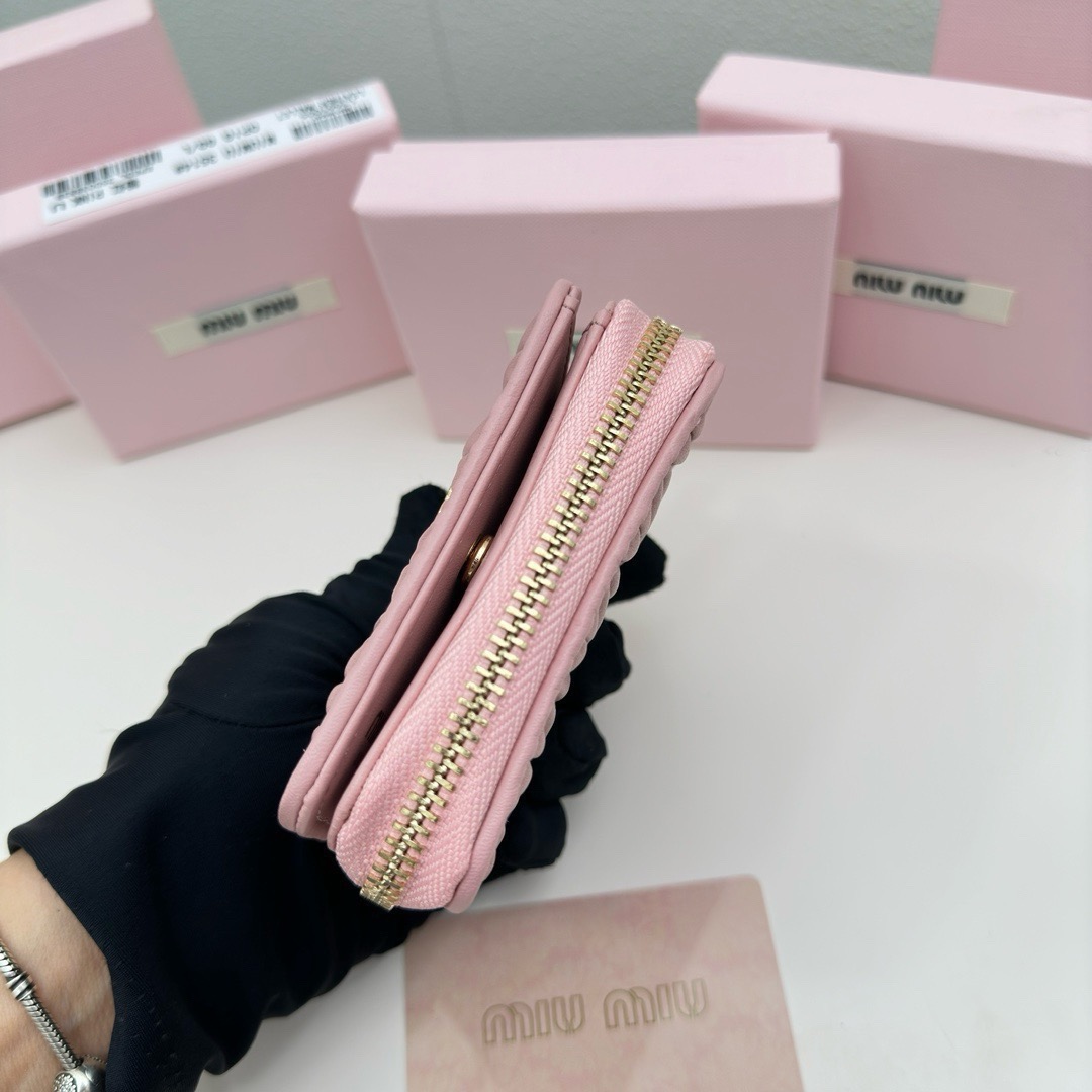 P95🎀miumiu 3511🎀颜色 黑色 粉色 蓝色 🎀尺寸 10.5*10*3🎀miumiu专柜最新款!专柜爆款热力来袭,经典提花压纹设计,釆用顶级进口小羊皮,皮质细腻柔软,做工精细