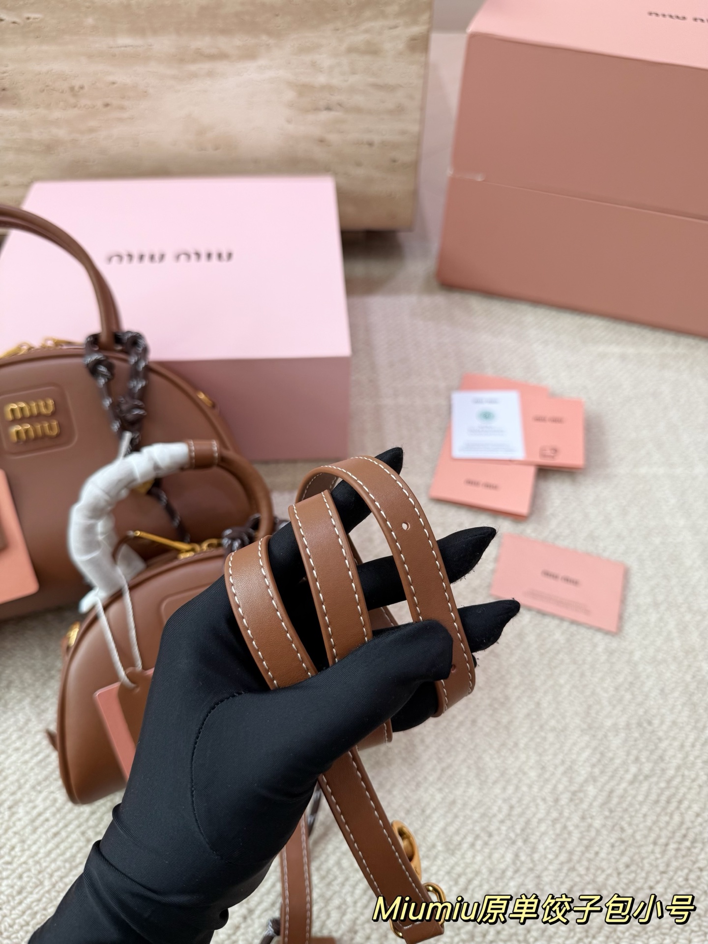 P180 P160 配挂件配盒 size：21 12cm 18 10cm 可盐可甜的 MiuMiu 女孩 miumiu wander半月包饺子包 好搭 什么风格都能驾驭 材质很柔软 容量也非常OK 复古俏皮的hobo包型 是近期几乎天天拿出门的包包！